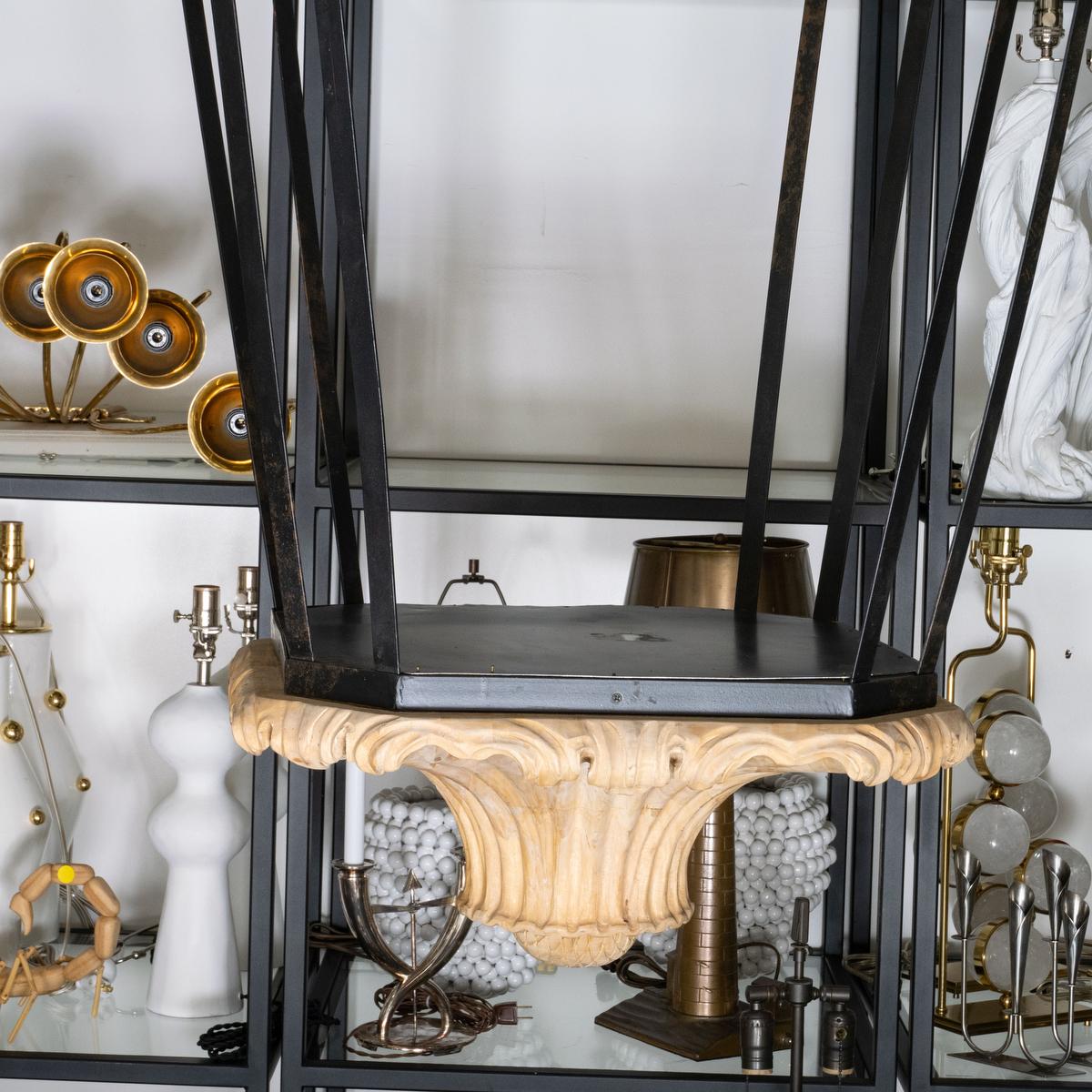Plafonnier décoratif en bois et fer sculpté à grande échelle Bon état - En vente à Tarrytown, NY