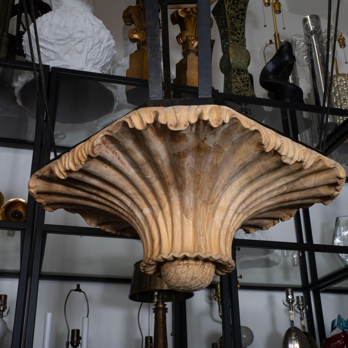 Milieu du XXe siècle Plafonnier décoratif en bois et fer sculpté à grande échelle en vente
