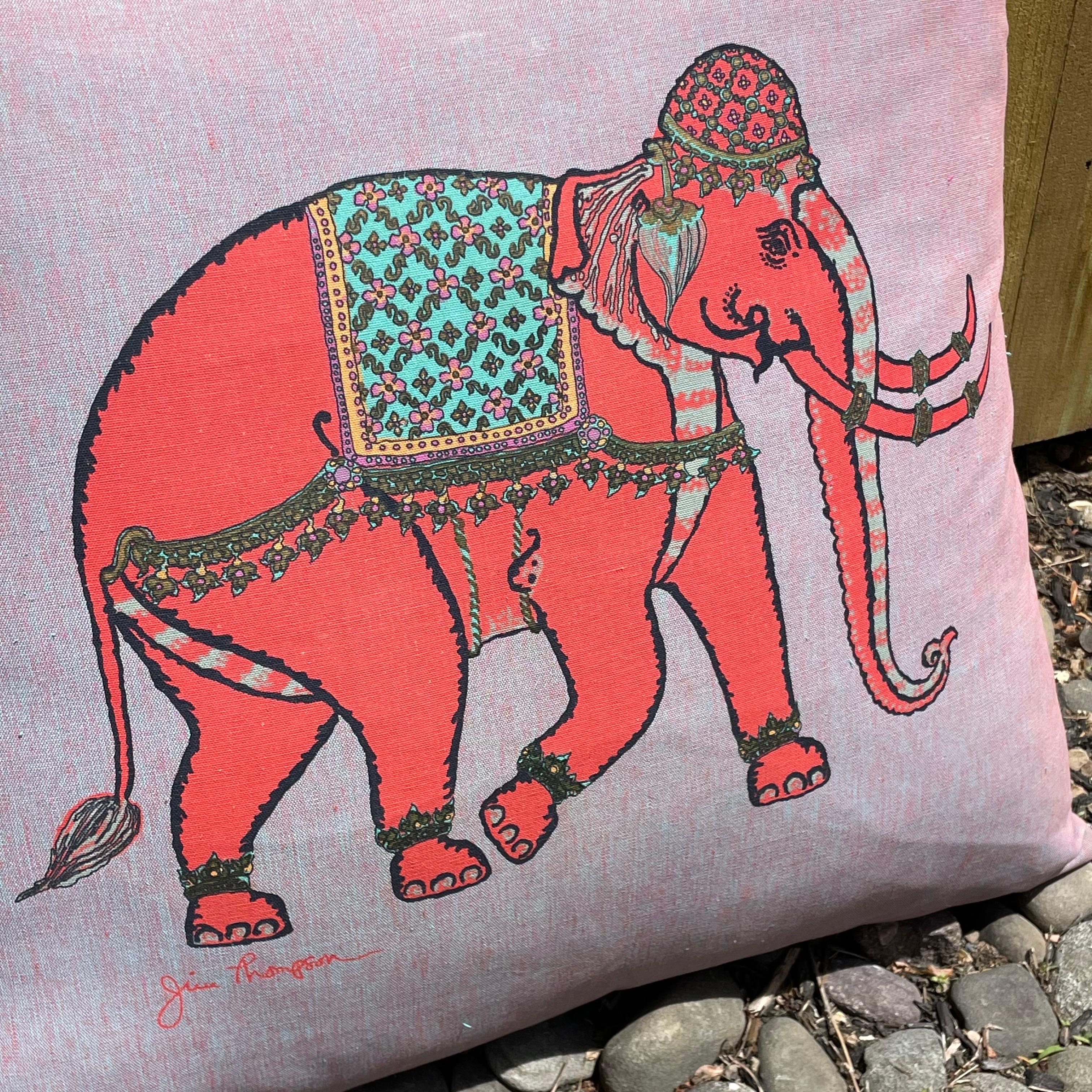 Joli coussin décoratif de grande taille par Jim Thompson, imprimé éléphant égyptien.