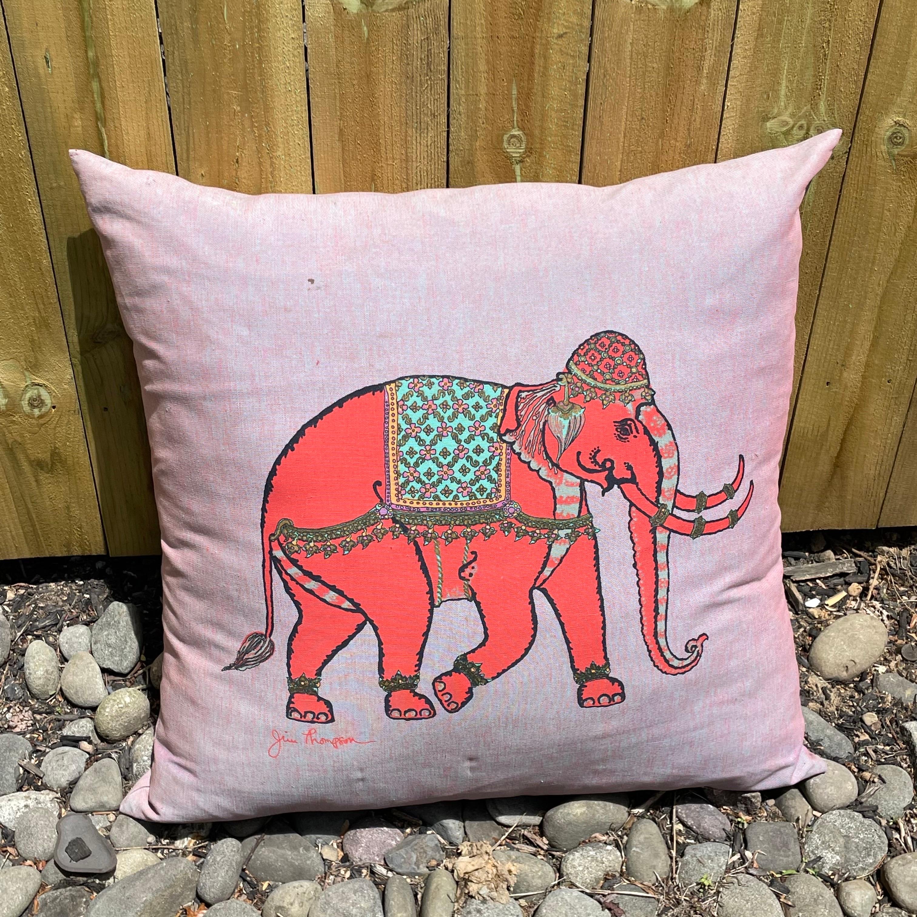 Néo-égyptien Grand coussin décoratif de Jim Thompson, imprimé éléphant égyptien en vente
