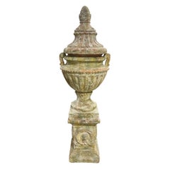 Urna de terracota envejecida a gran escala sobre soporte