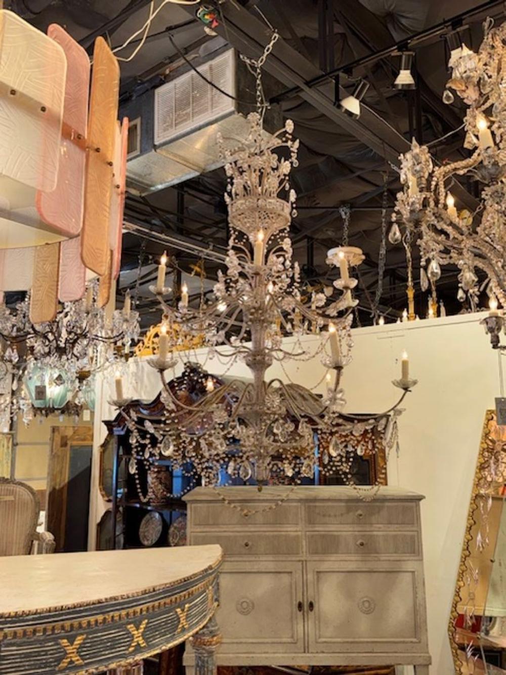 Ce lustre italien en cristal perlé du début du 20e siècle est un appareil d'éclairage étonnant qui respire l'élégance et le luxe. Le perlage complexe et les détails en cristal témoignent de la finesse de l'artisanat et de l'attention portée aux