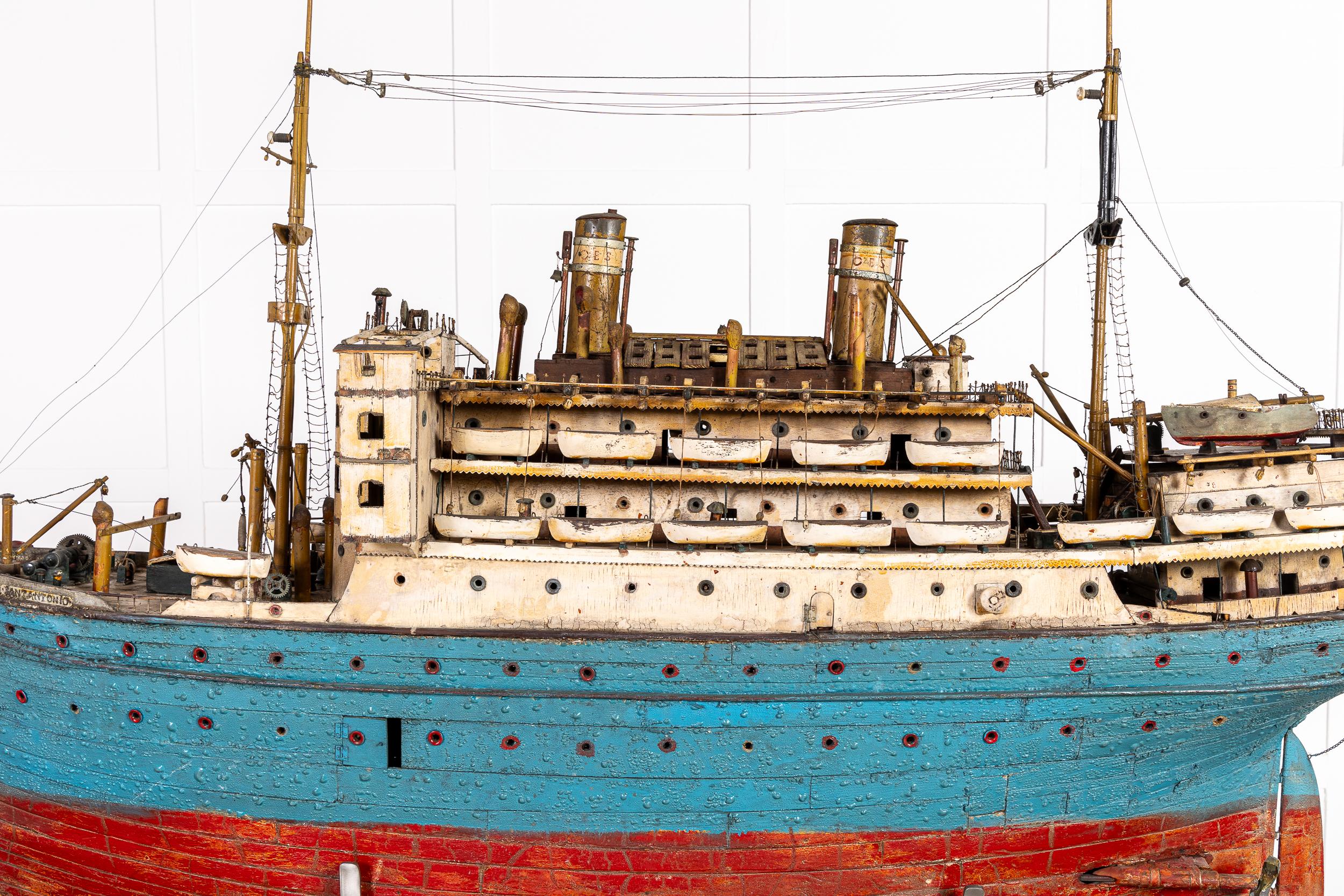 Très intéressante maquette à grande échelle du navire à vapeur Sant'Antonio, début du 20e siècle.

Ce modèle complexe a très certainement été réalisé par un constructeur naval pour être présenté au propriétaire initial du navire. La plaque