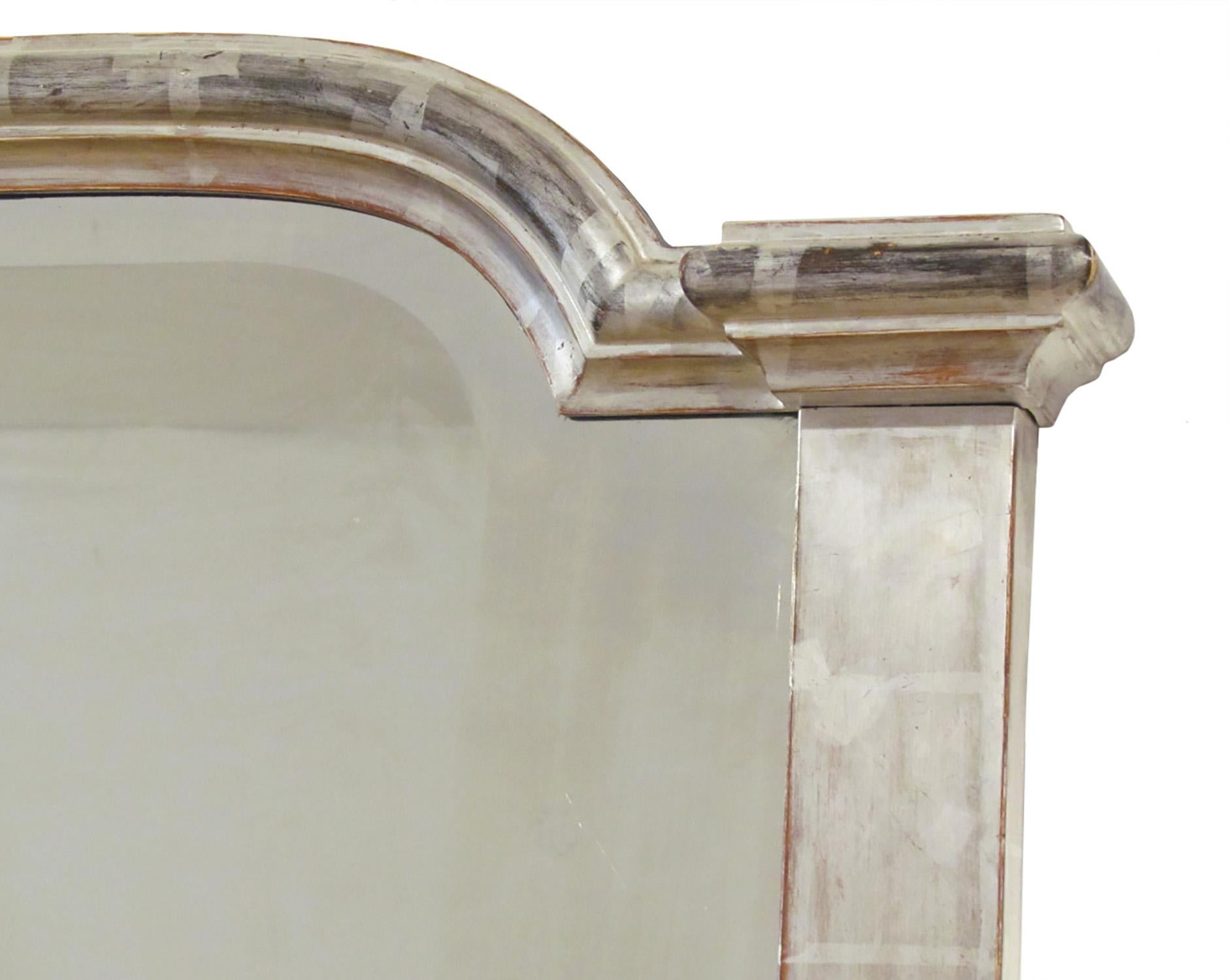 Specchio da parete in argento dorato di grandi dimensioni con una rara lastra smussata Vauxhall. 
La cornice presenta una patina dorata ad acqua, completata dall'iridescenza dello specchio smussato e sottilmente fox. 
Un meraviglioso pezzo unico