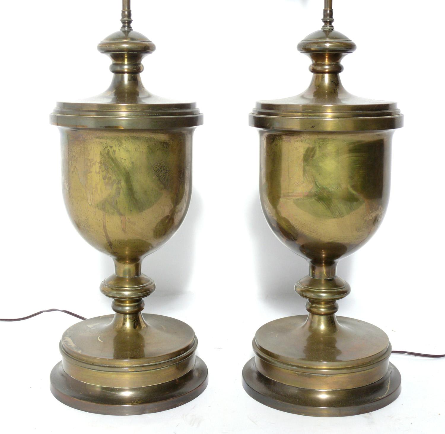 Lampes-urnes à grande échelle en laiton anglais, Angleterre, vers les années 1940. Ils conservent leur magnifique patine d'origine sur le laiton. Ils ont été recâblés et sont prêts à être utilisés. Le prix indiqué comprend les teintes.