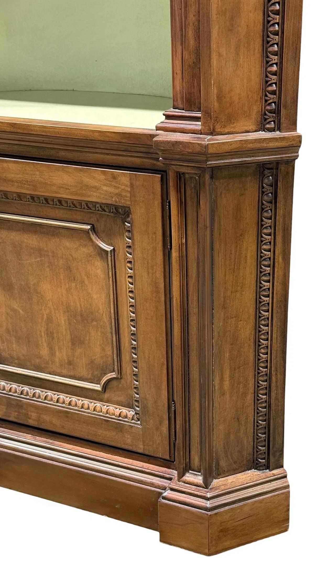 Large Scale English Georgian Style Corner Cabinets W/ Fan Or Shell Form -Pair In Good Condition For Sale In Kennesaw, GA