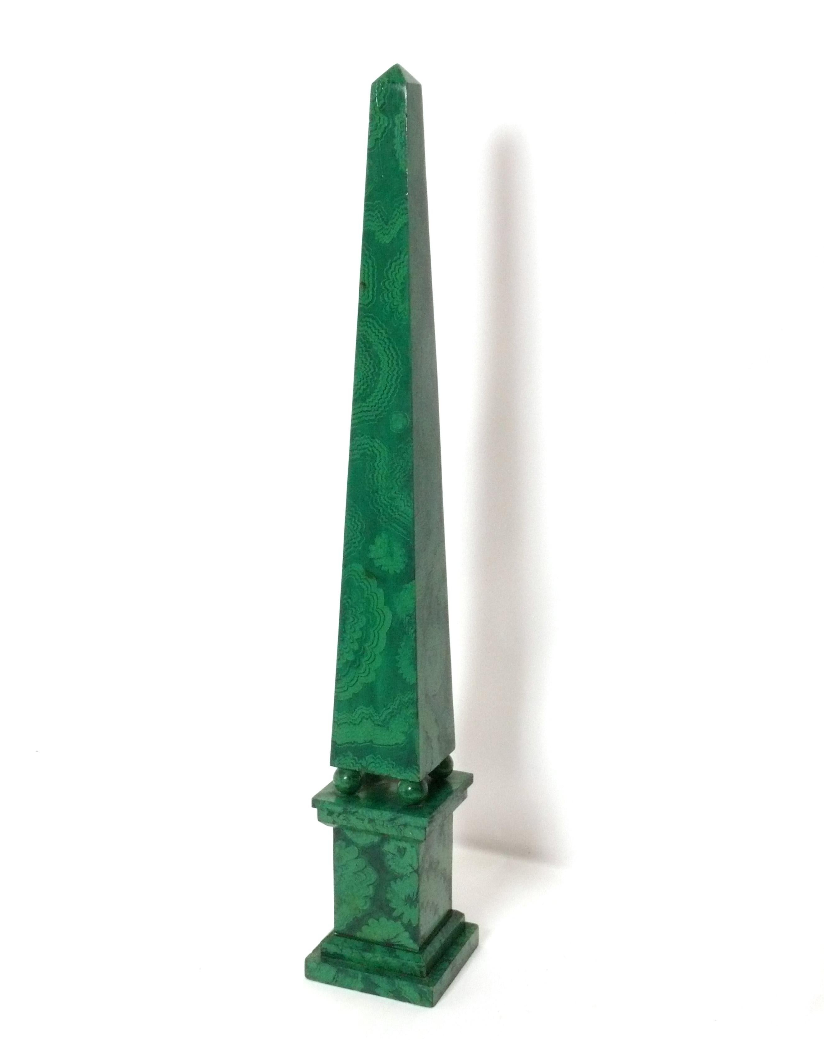 Glamuroso obelisco de malaquita falsa, al estilo de Piero Fornasetti, probablemente estadounidense, hacia la década de 1960. Mide unas impresionantes 61,5