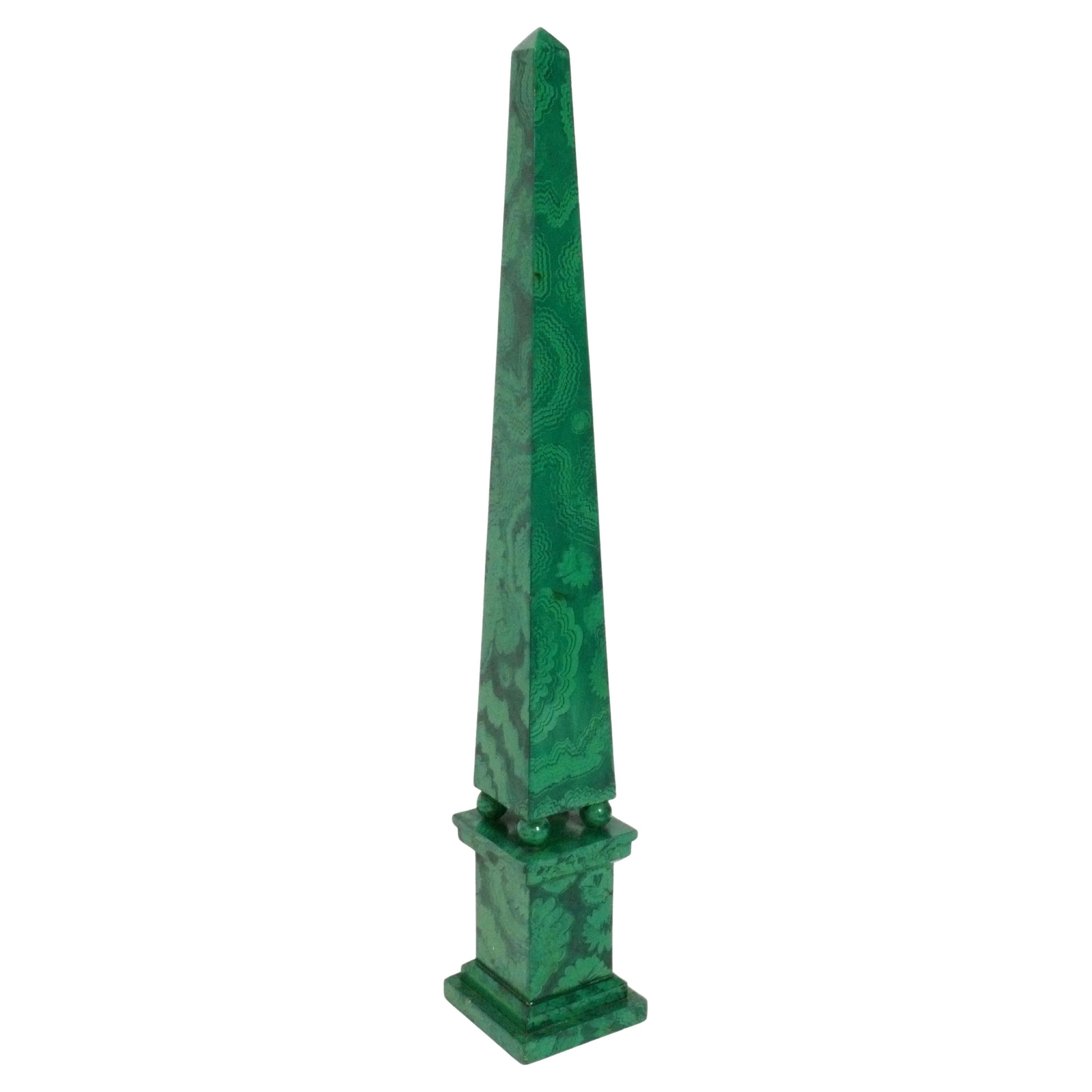 Obelisco in finta malachite di grandi dimensioni da 61" in stile Hollywood Regency di Fornasetti