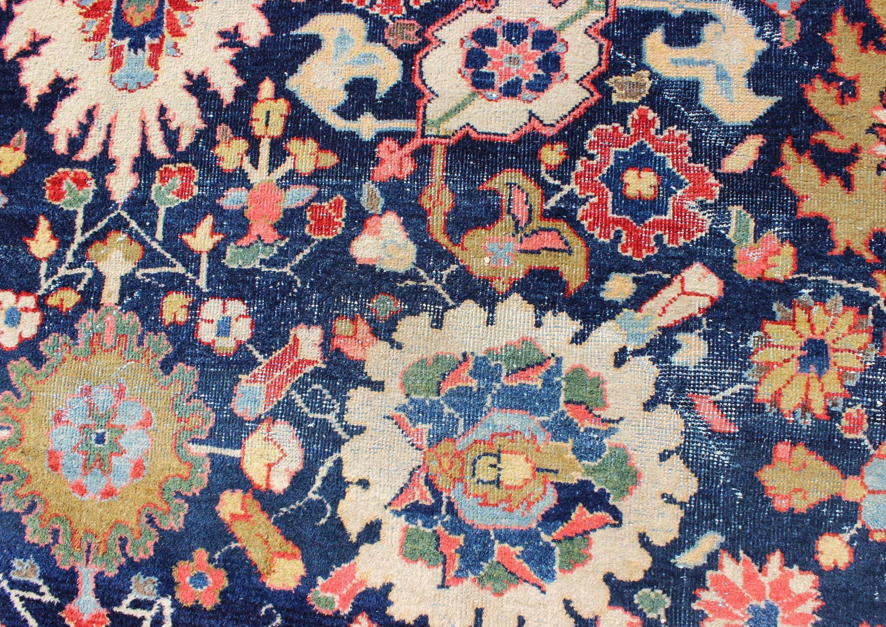 Tapis persan ancien Sultanabad Mahal à grande échelle à motif de fleurs en bleu marine en vente 1