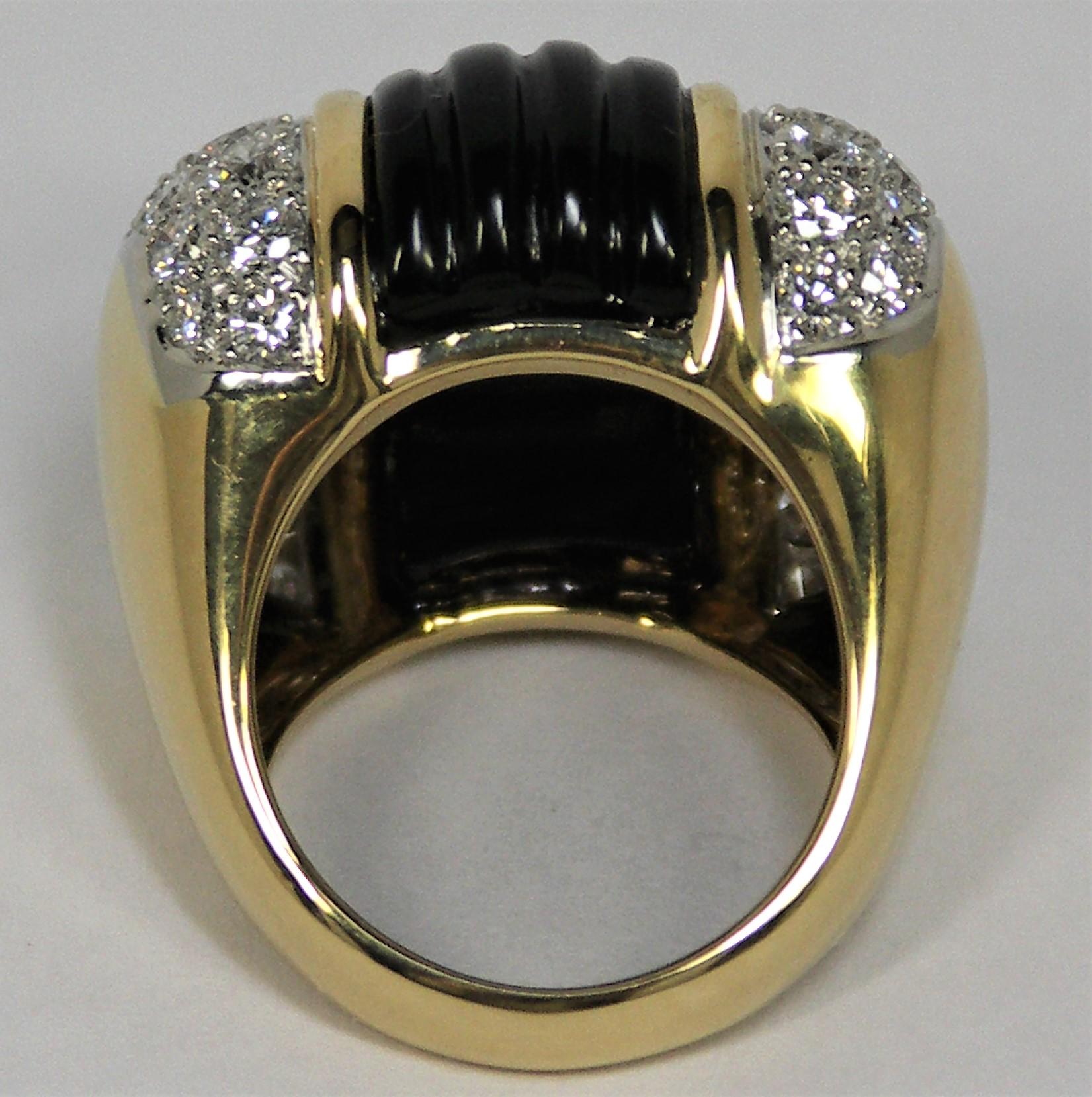 Large Scale Fluted Onyx, Gold and Diamond Statement Ring In Good Condition In Palm Beach, FL