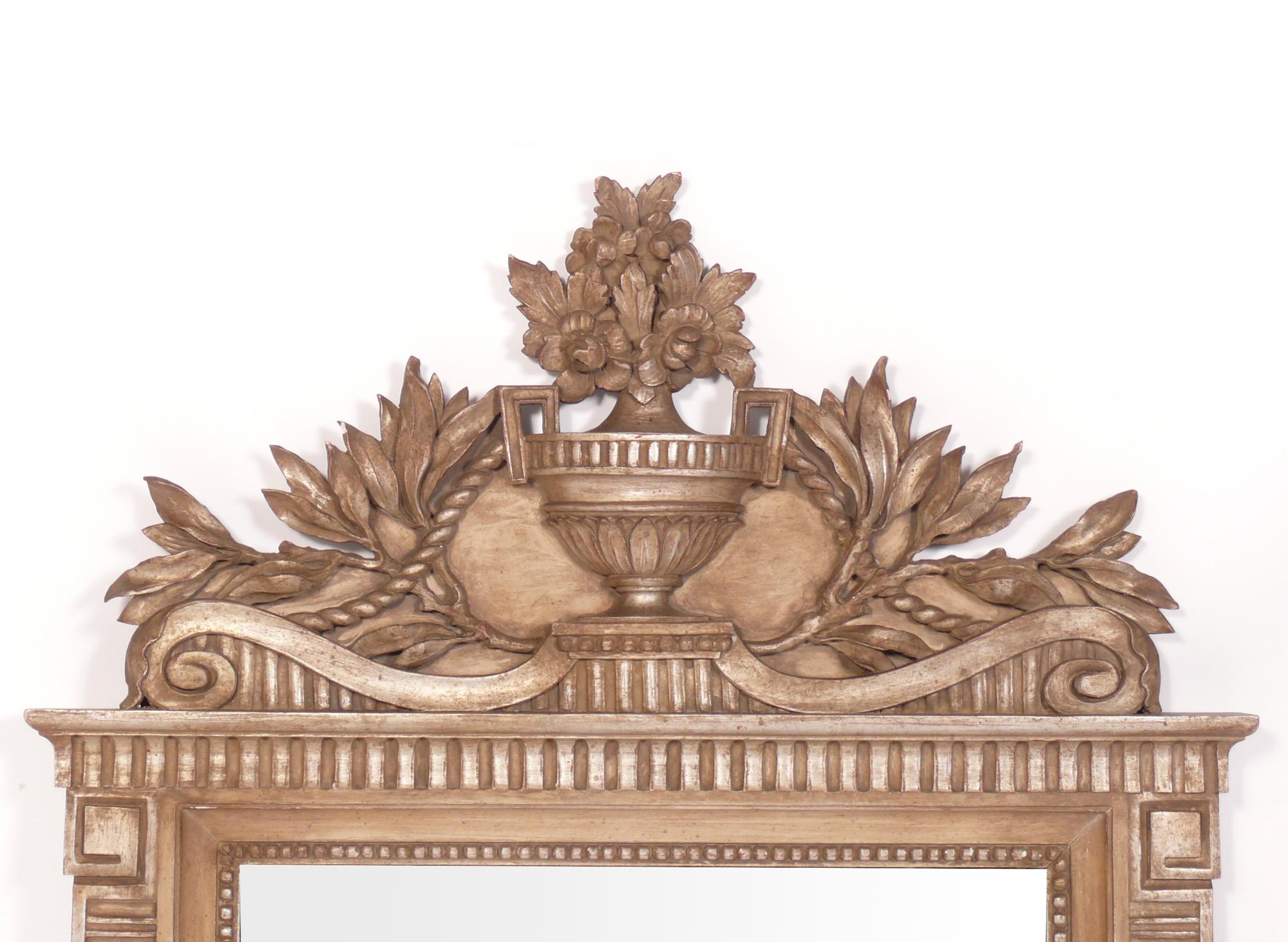 Französischer geschnitzter Spiegel in großem Maßstab 58 Höhe x 34,5 Breite (Regency Revival) im Angebot