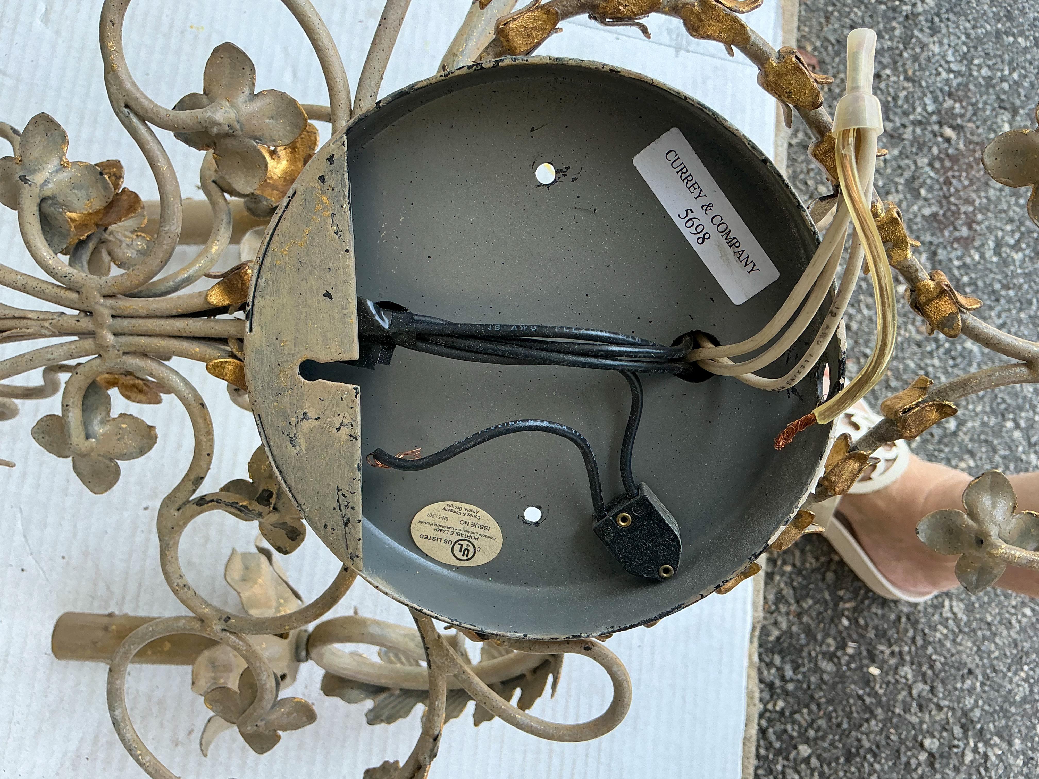 Si tratta di una coppia di applique francesi in metallo grigio e dorato di grandi dimensioni. Hanno una bella forma a voluta con foglie d'acanto dorate su entrambi i lati. Sono contrassegnati. Non sono sicuro che la finitura sia originale.