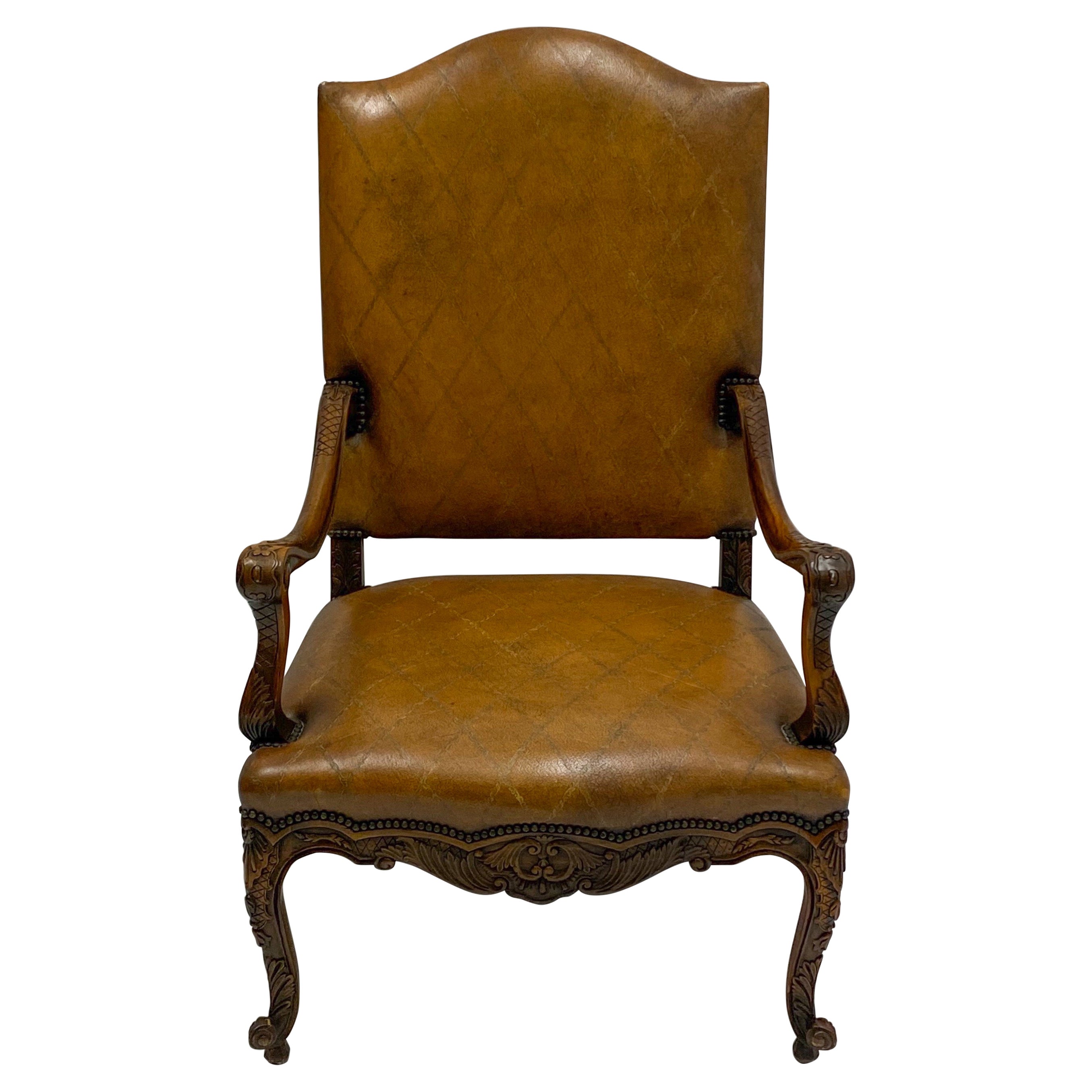 Silla bergere francesa de gran escala estilo Luis XV tallada en madera de frutal y cuero labrado