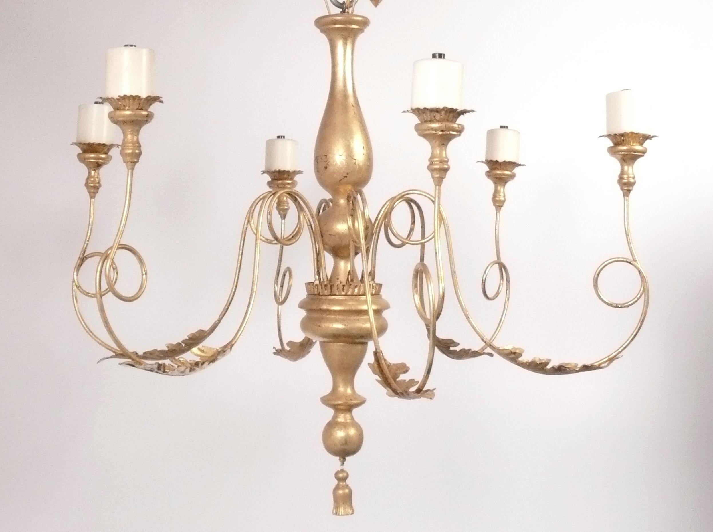 Lampadario in metallo dorato e legno in stile francese di grandi dimensioni, americano, anni '80 circa. È stato ricablato ed è pronto all'uso. Misura ben 42