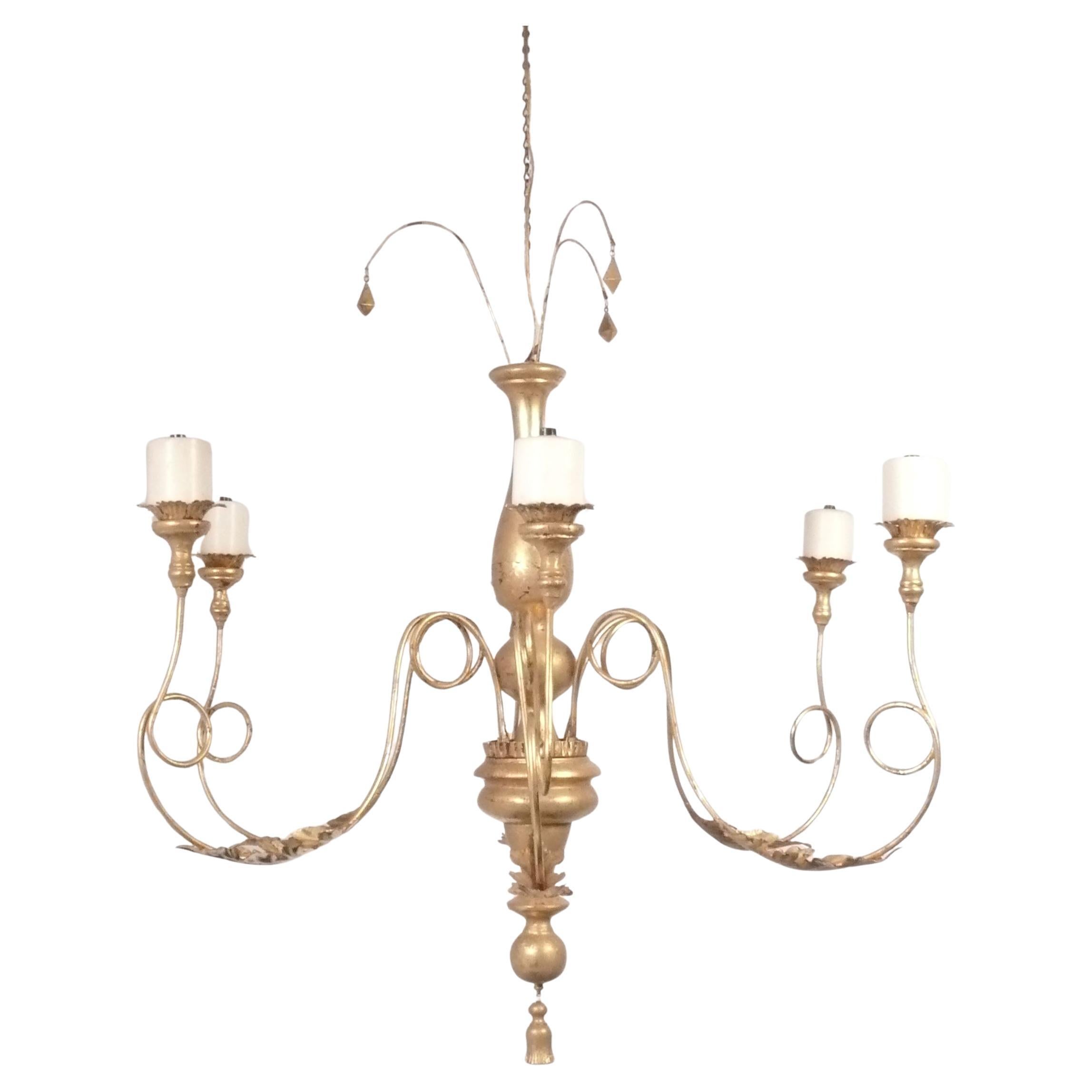 Lampadario in stile francese in metallo dorato e Wood di grandi dimensioni, diametro 42". in vendita