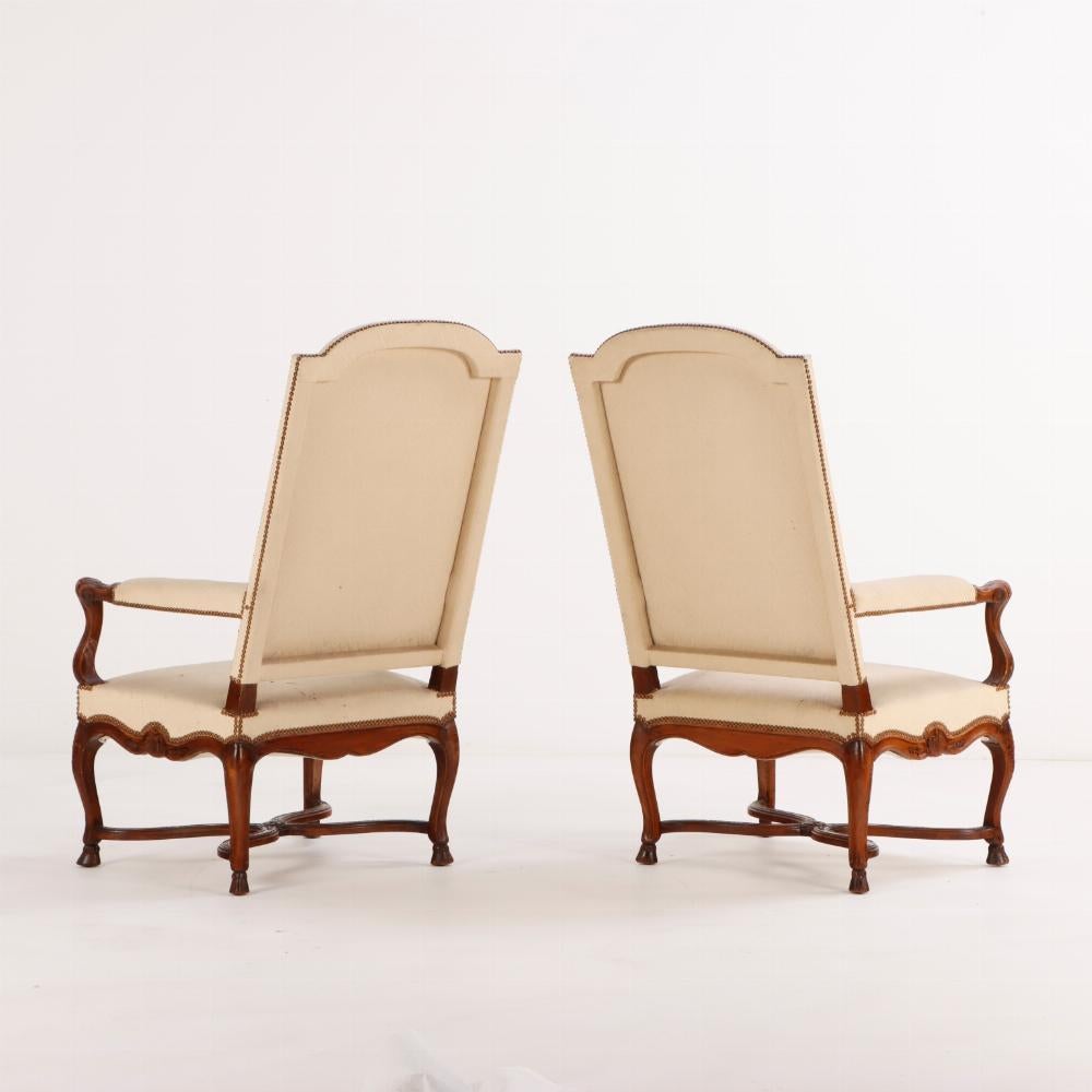 Art Nouveau Sedie a braccioli aperti in legno di noce di grandi dimensioni con piedi scanalati C.C. 1900. in vendita