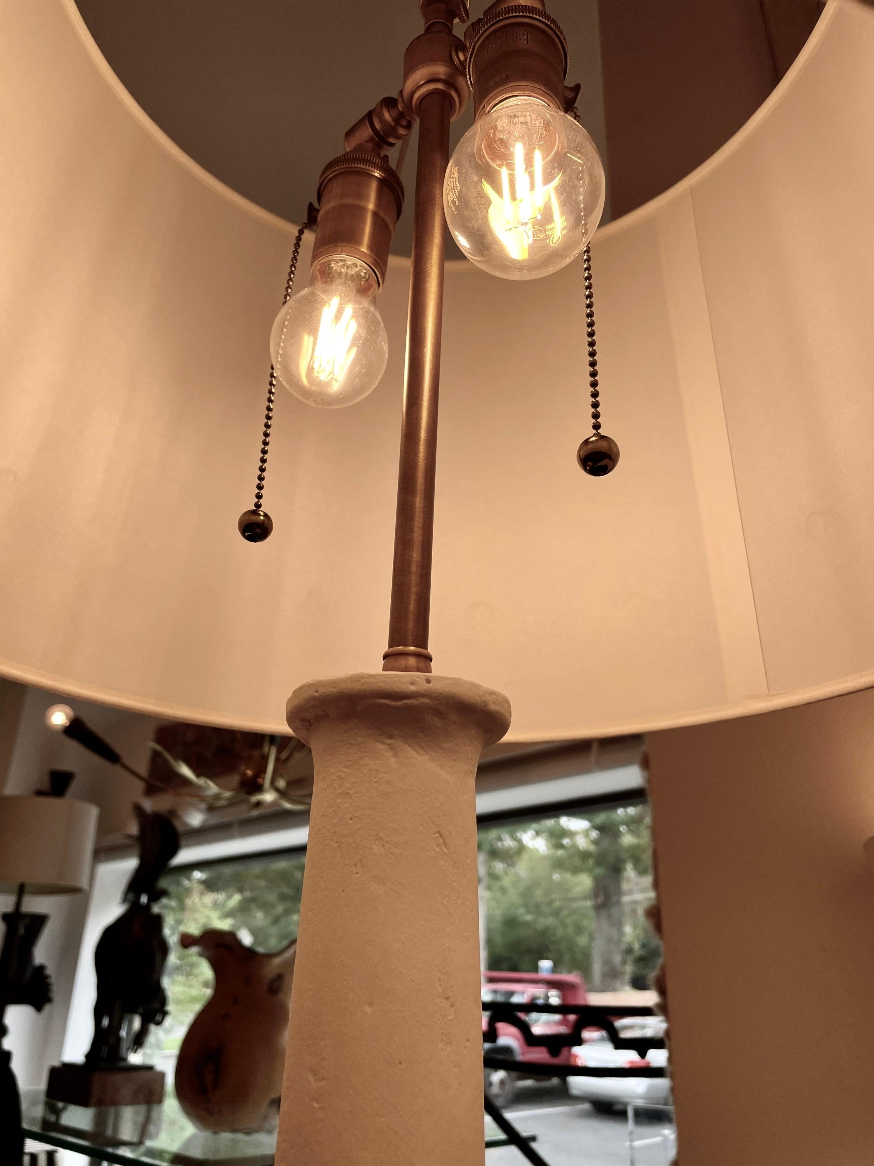 Nord-américain Paire de grandes lampes en plâtre de style Gambone à grande échelle en vente