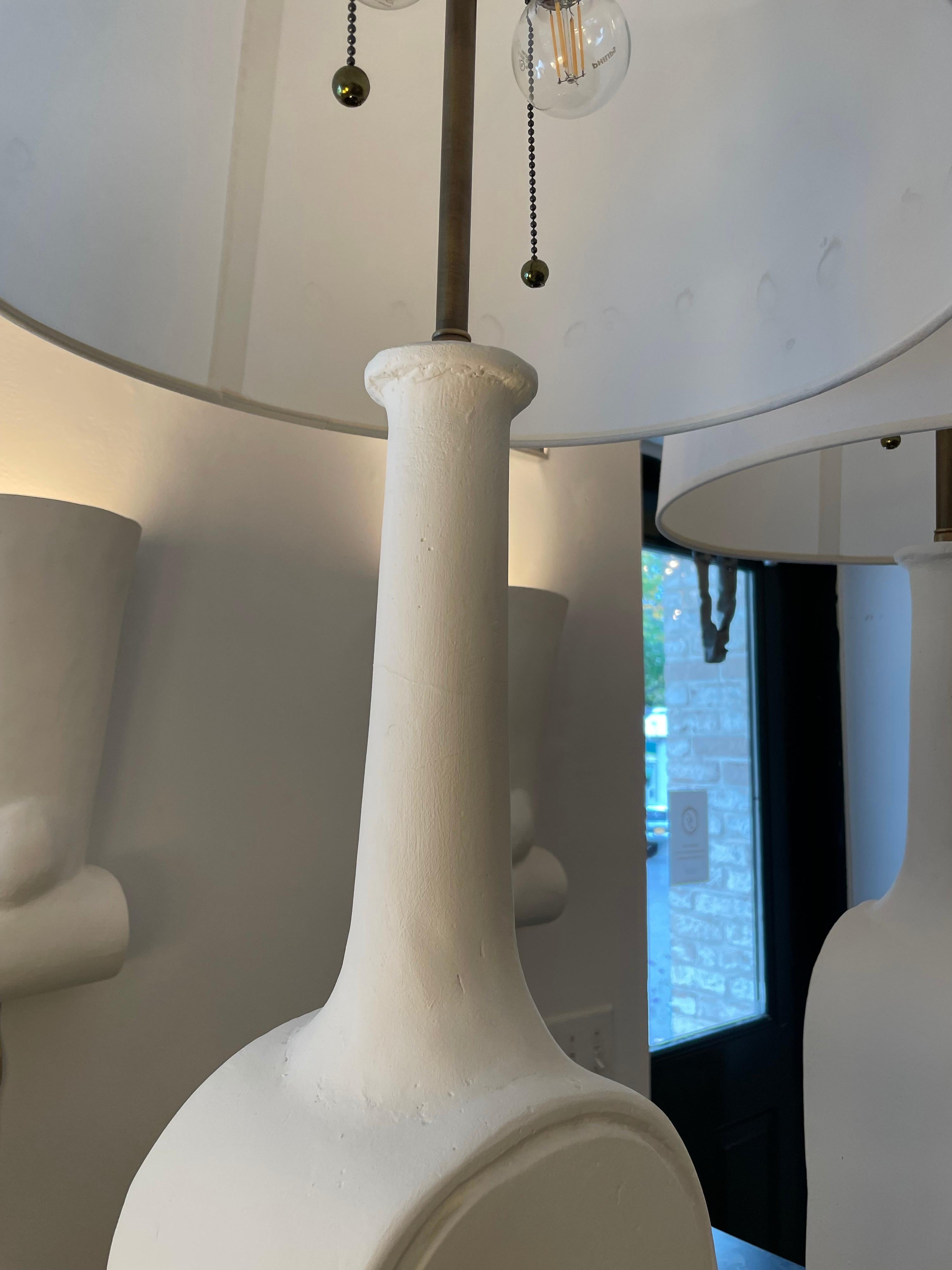 Paar großformatige Gips-Lampen im Gambone-Stil im Zustand „Gut“ im Angebot in North Miami, FL