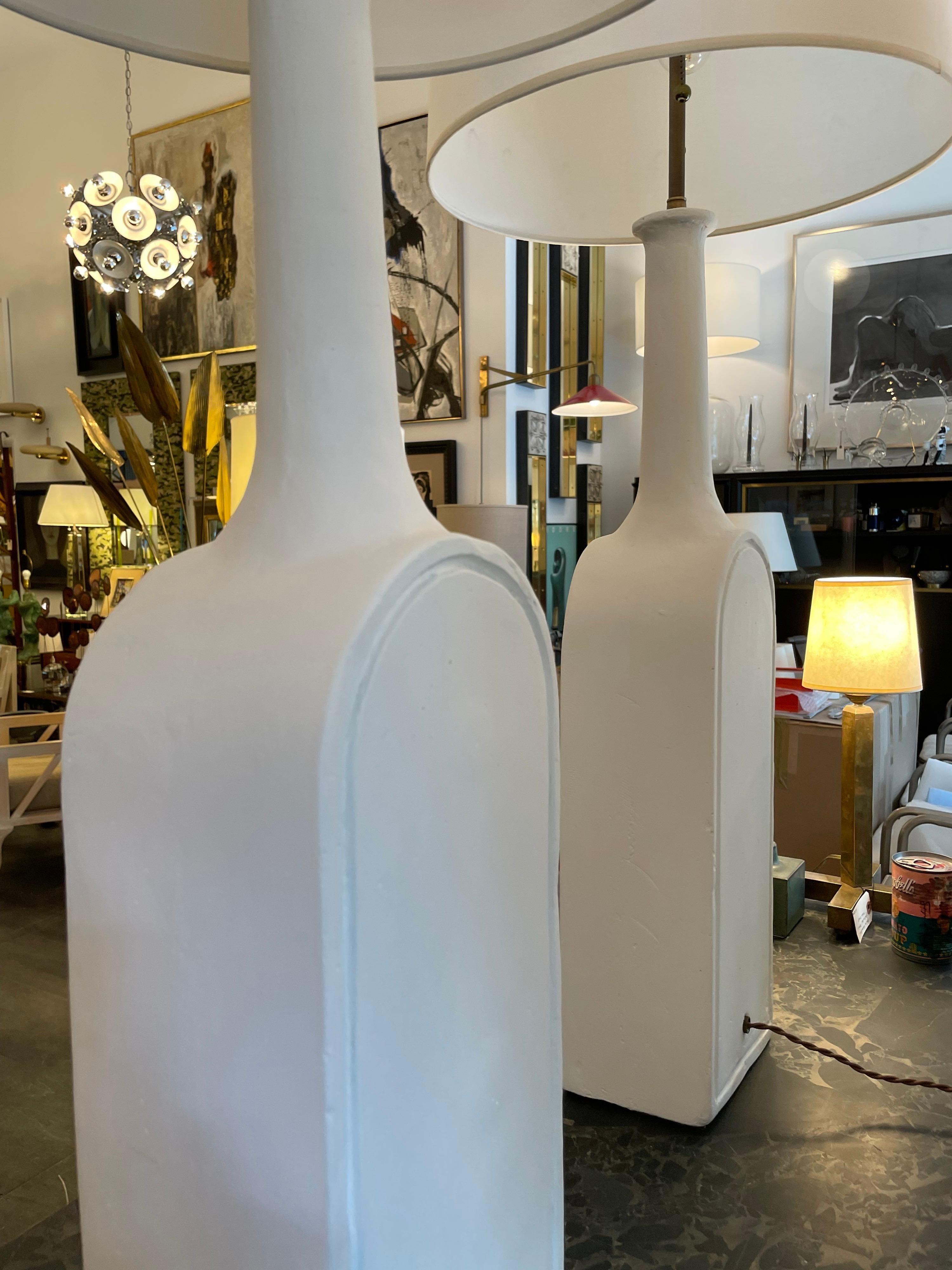 Paire de grandes lampes en plâtre de style Gambone à grande échelle en vente 1
