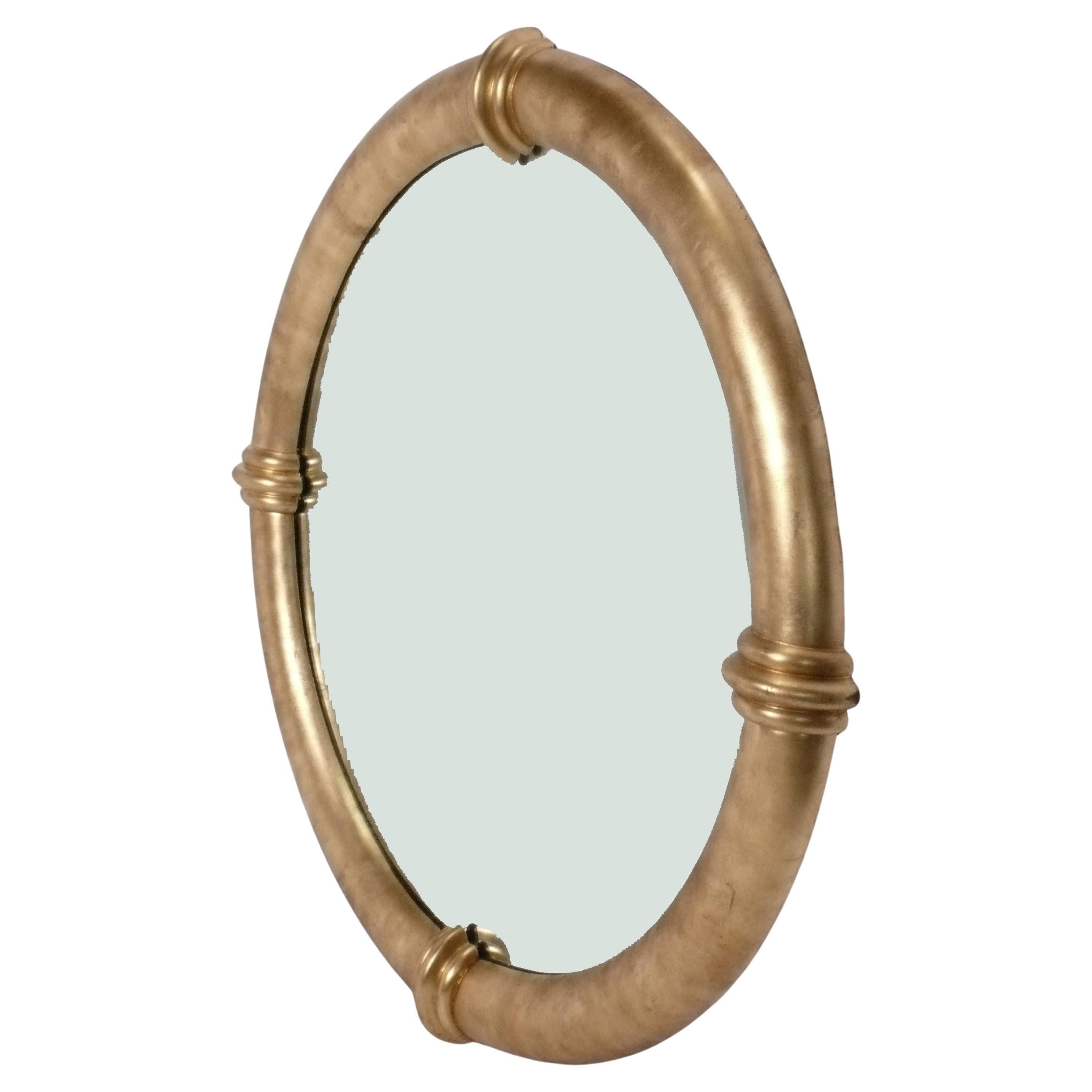 Glamouröser vergoldeter Spiegel, in der Art von Karl Springer, Amerikaner, um 1970. Er hat einen beeindruckenden Durchmesser von 46 Zoll. Behält die warme Originalpatina. Man nimmt an, dass sie aus vergoldetem Harz und verspiegeltem Glas besteht. 