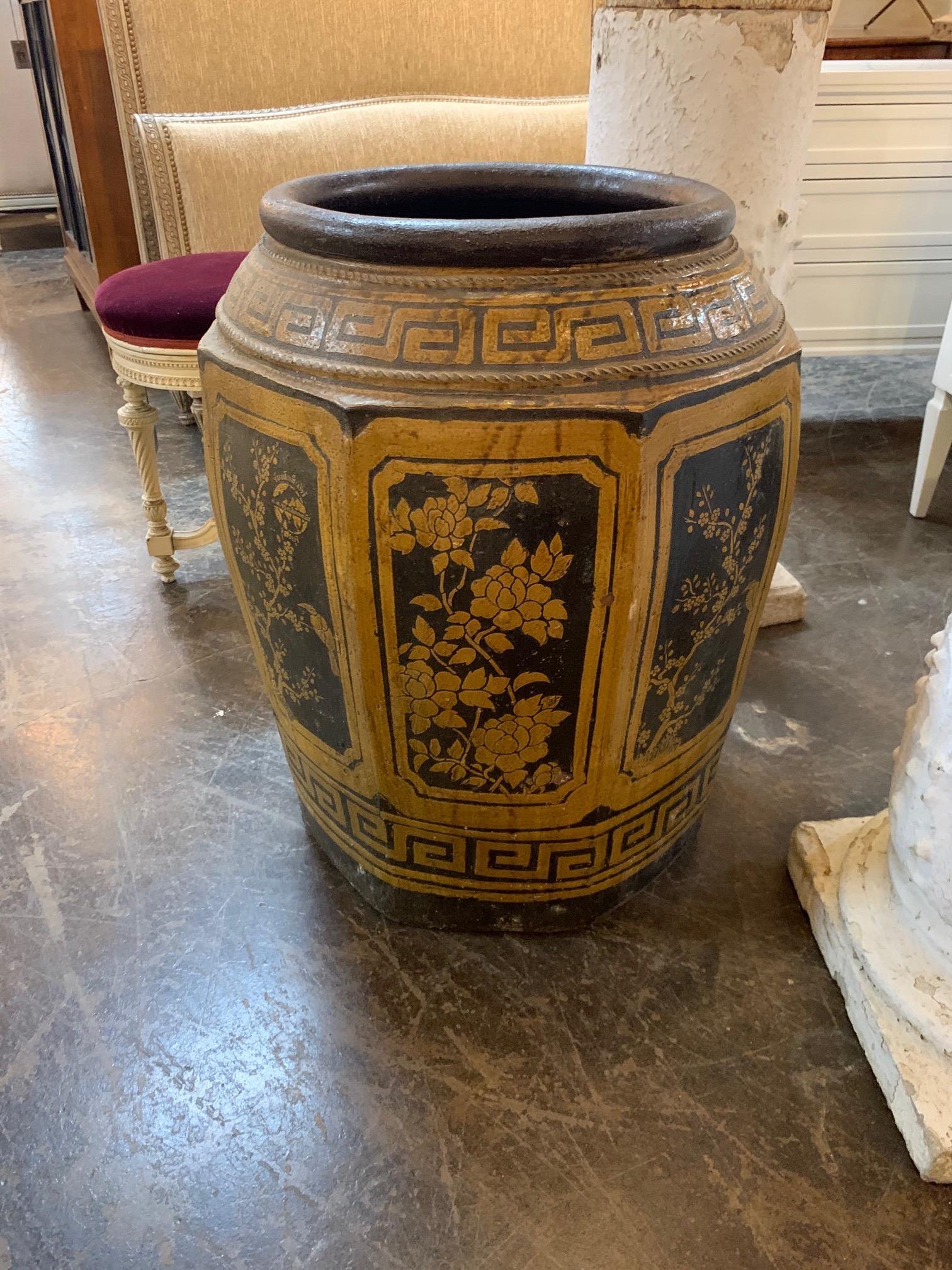 Großformatige glasierte orientalische Urne (20. Jahrhundert) im Angebot