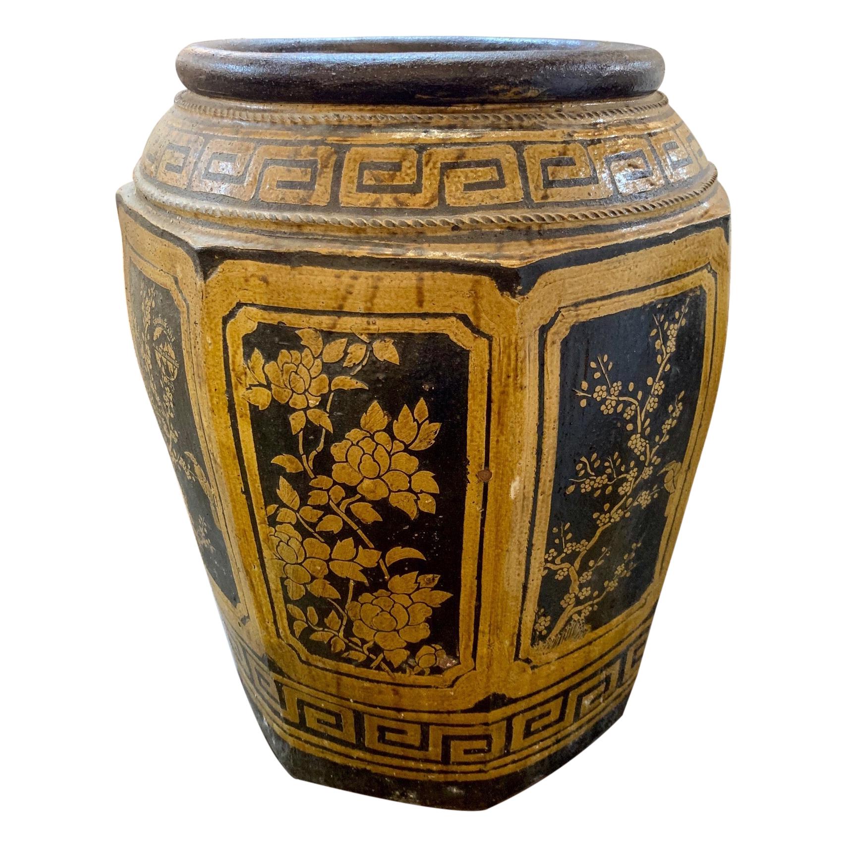 Großformatige glasierte orientalische Urne im Angebot