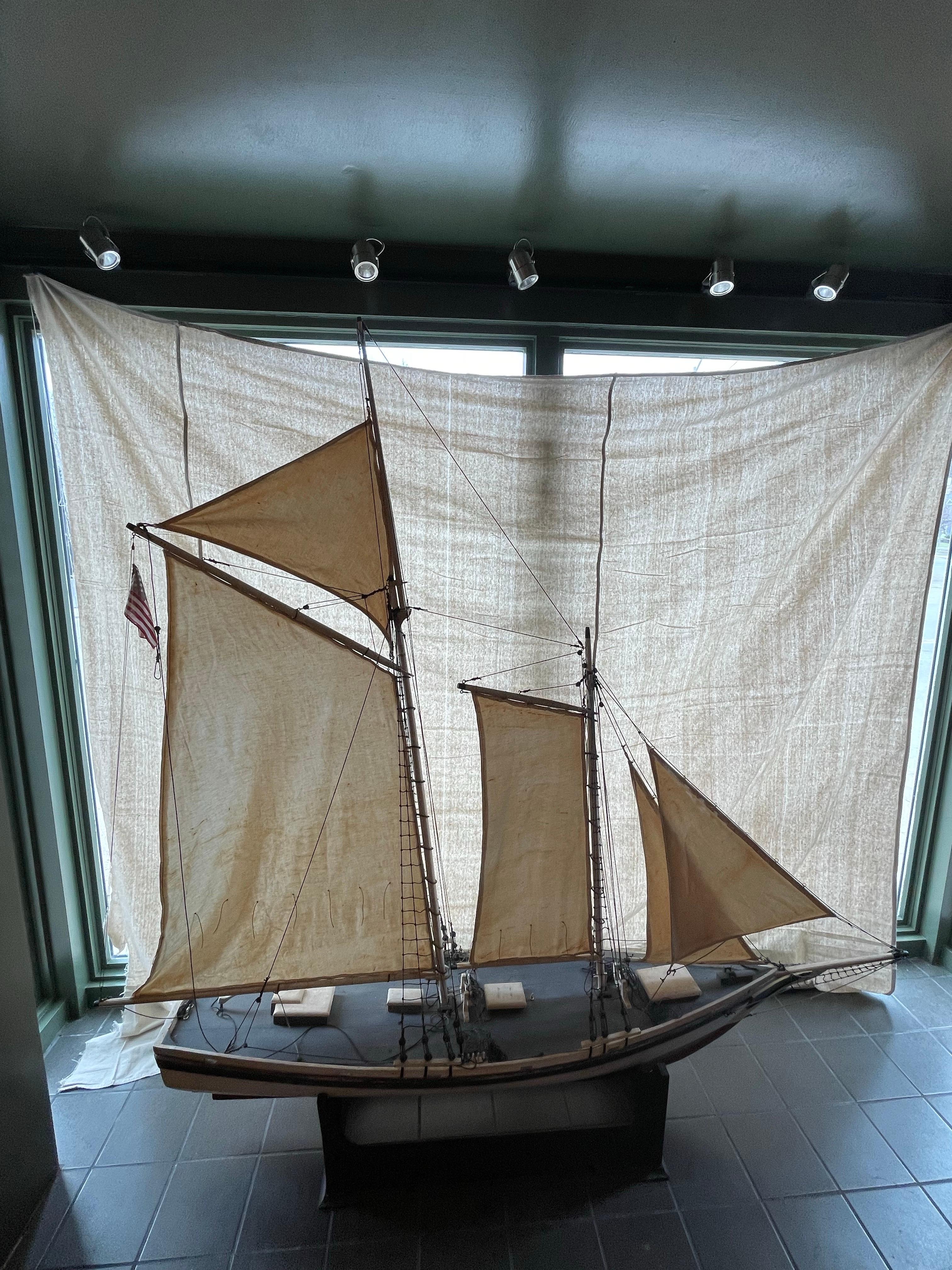 Modèle Schooner de Gloucester à grande échelle Bon état - En vente à Northport, MI