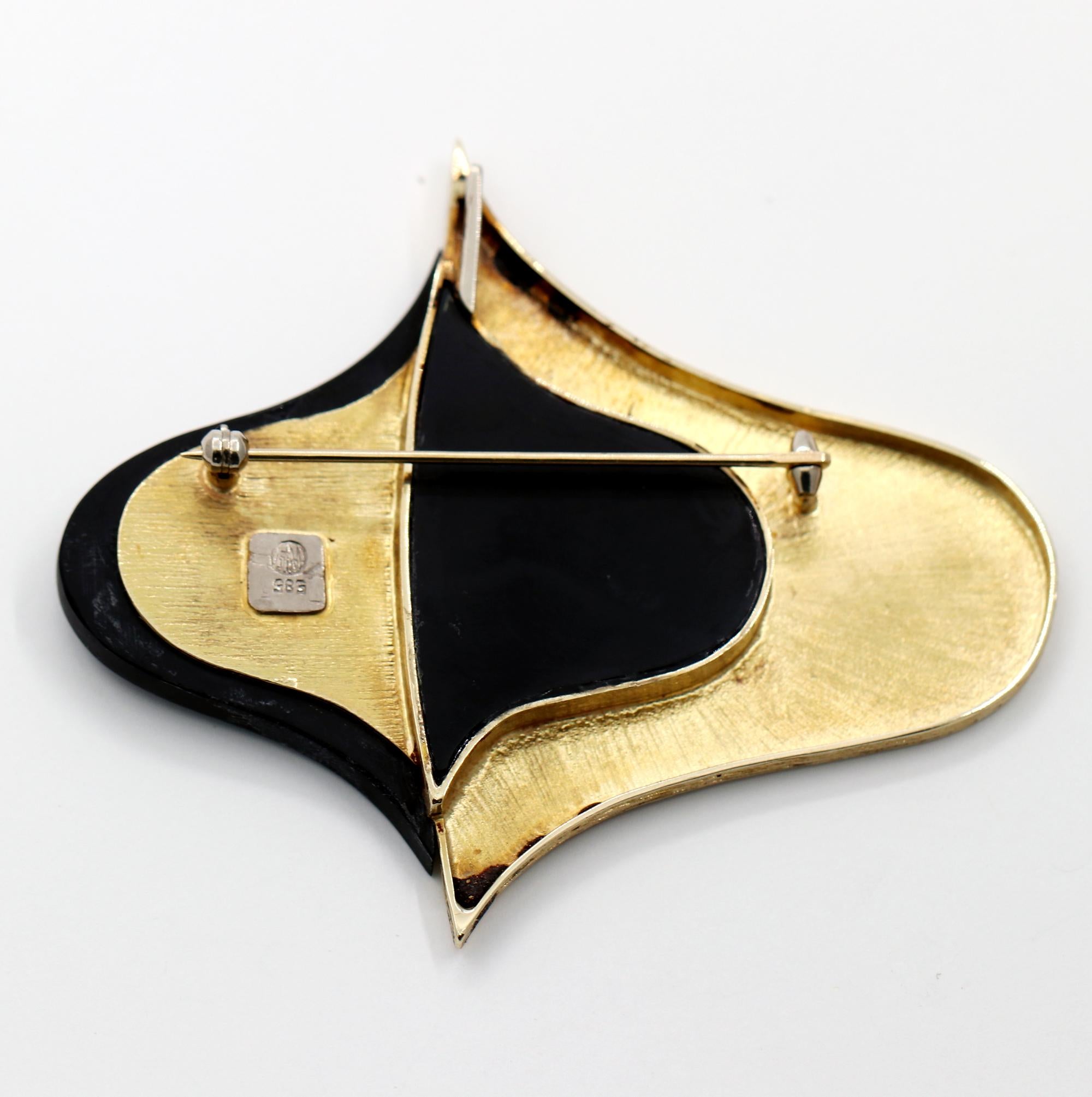 This very large scale mid-20th century Modernist brooch is 
completely organic in form and incorporates different levels 
that add tremendous interest to the design. It is crafted from 
14k yellow gold and black onyx. Measures 3 inches by 
2 5/8