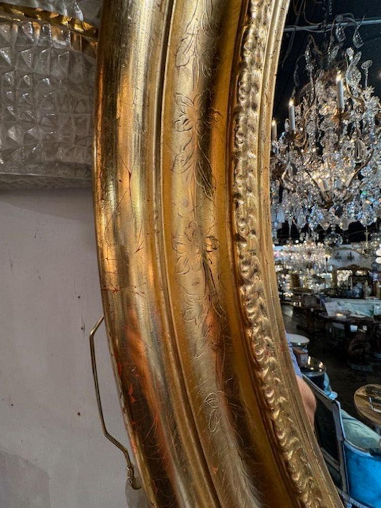 Grands miroirs ronds dorés Louis Philippe. Il présente une fabuleuse patine et un subtil motif floral. Tellement élégante ! Ils sont vendus séparément et il y en a deux de disponibles. 63 dia