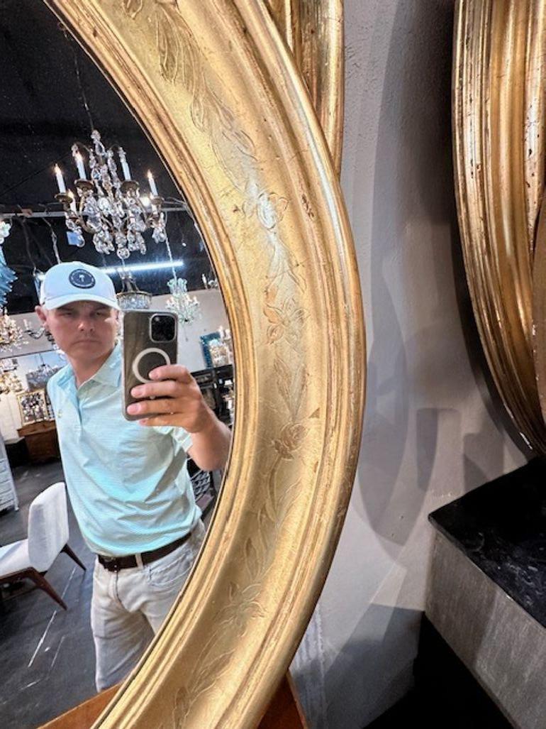 Grands miroirs ovales Louis Philippe à feuilles d'or Bon état - En vente à Dallas, TX