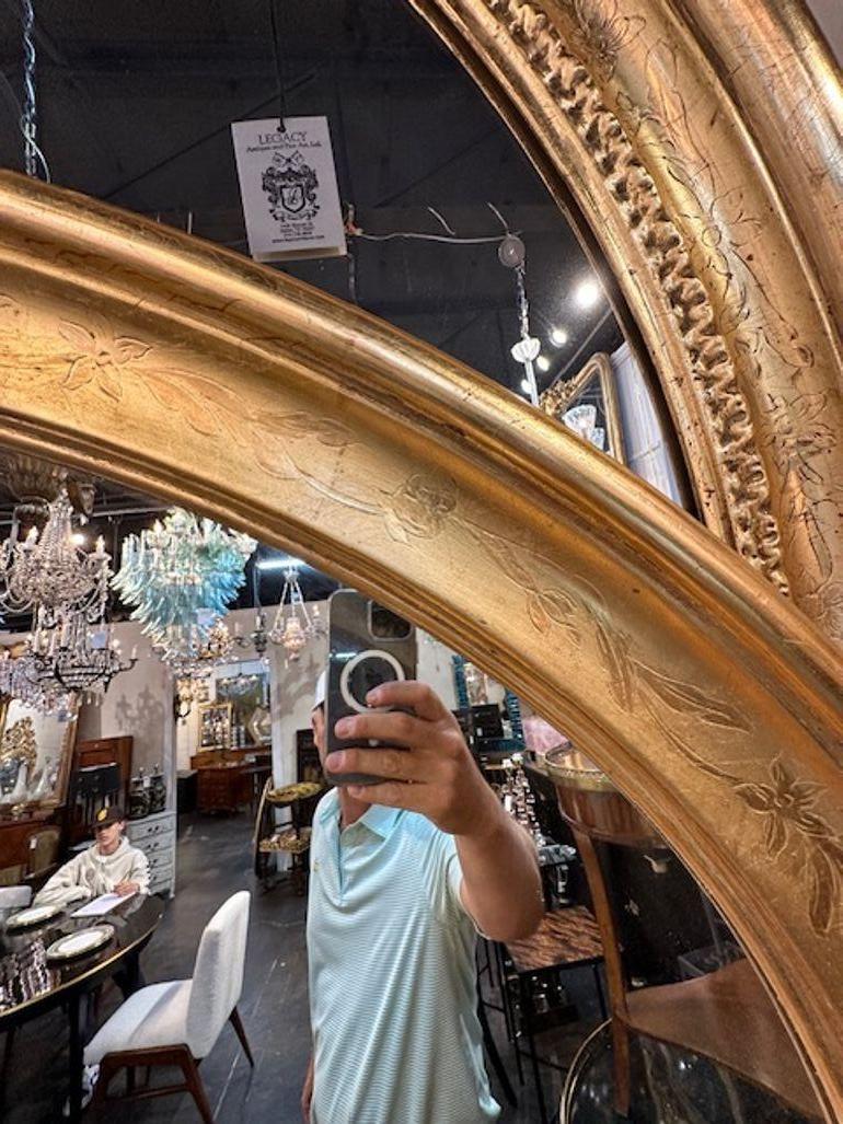 20ième siècle Grands miroirs ovales Louis Philippe à feuilles d'or en vente