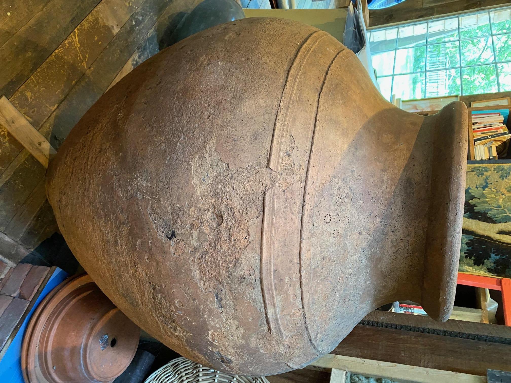Vaso da olio in terracotta greca di grandi dimensioni in vendita 5