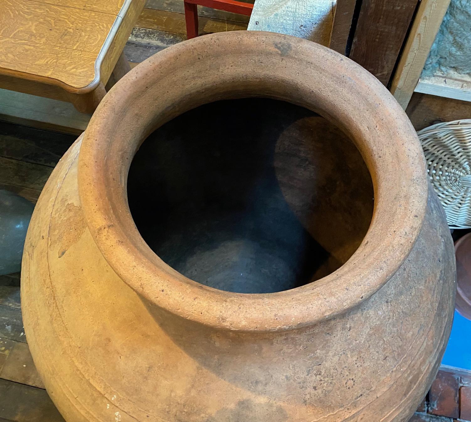 Vaso da olio in terracotta greca di grandi dimensioni in vendita 10