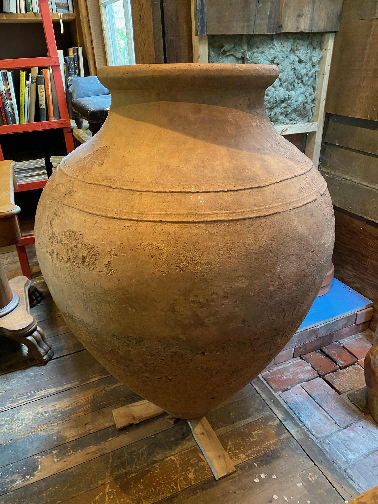 Olio d'oliva in terracotta vintage molto grande  vasetto utilizzato in Grecia per conservare l'olio d'oliva o gli Oliver.
Grecia, circa 1850