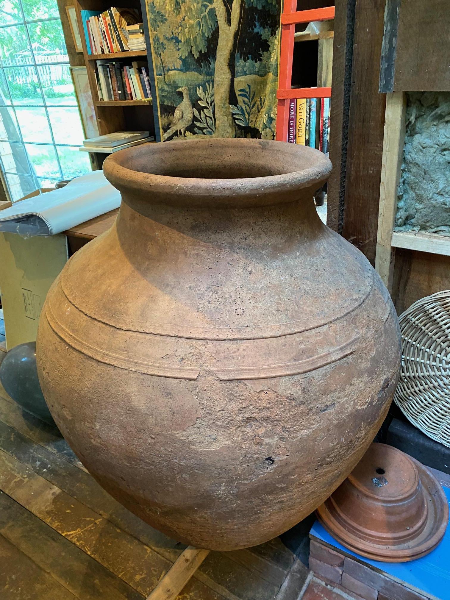 Large Scale Greek Terracotta Water Urn Jar In Good Condition For Sale In Montreal, QC
