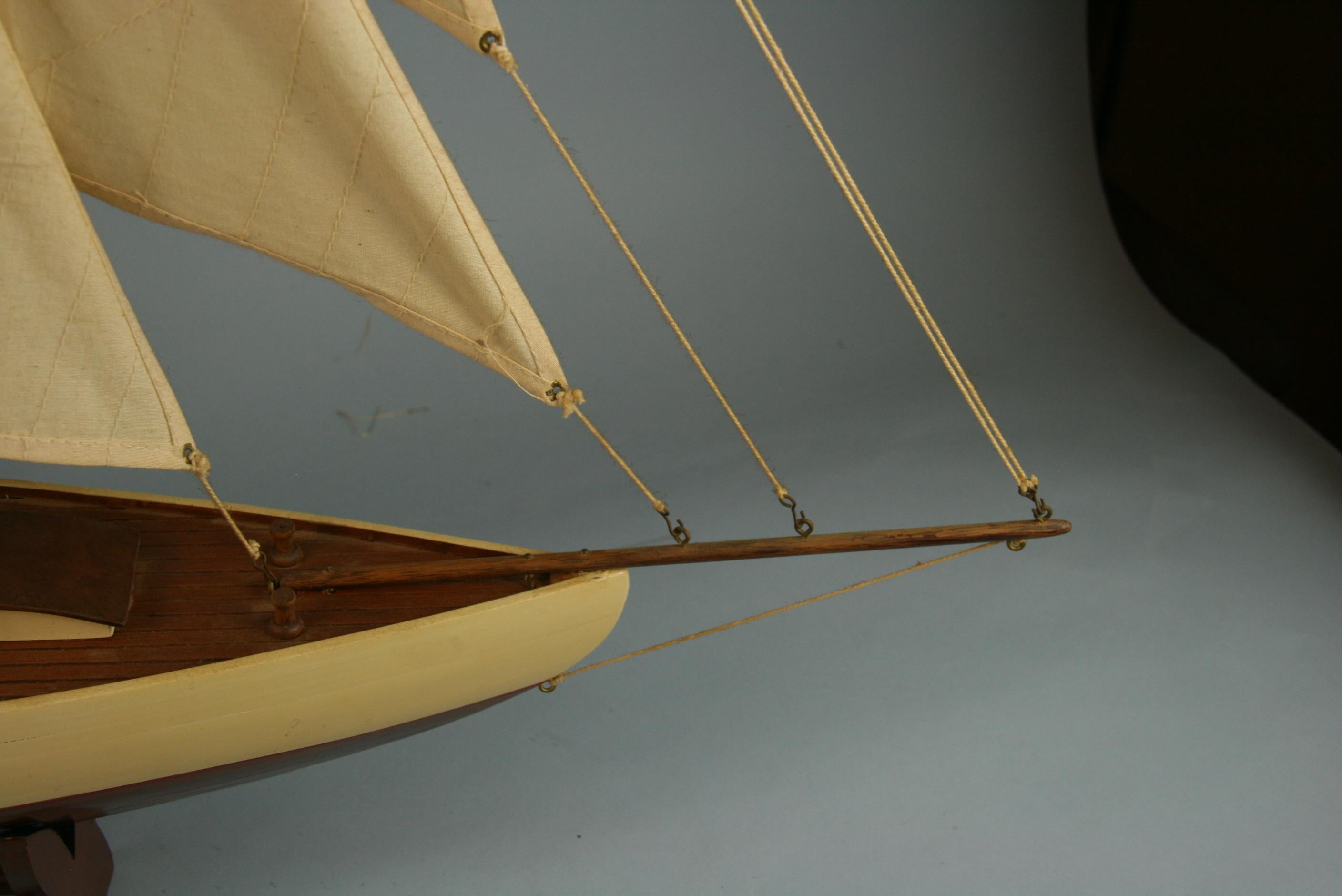 Maquette de bateau à voile à grande échelle, réalisée à la main en vente 5