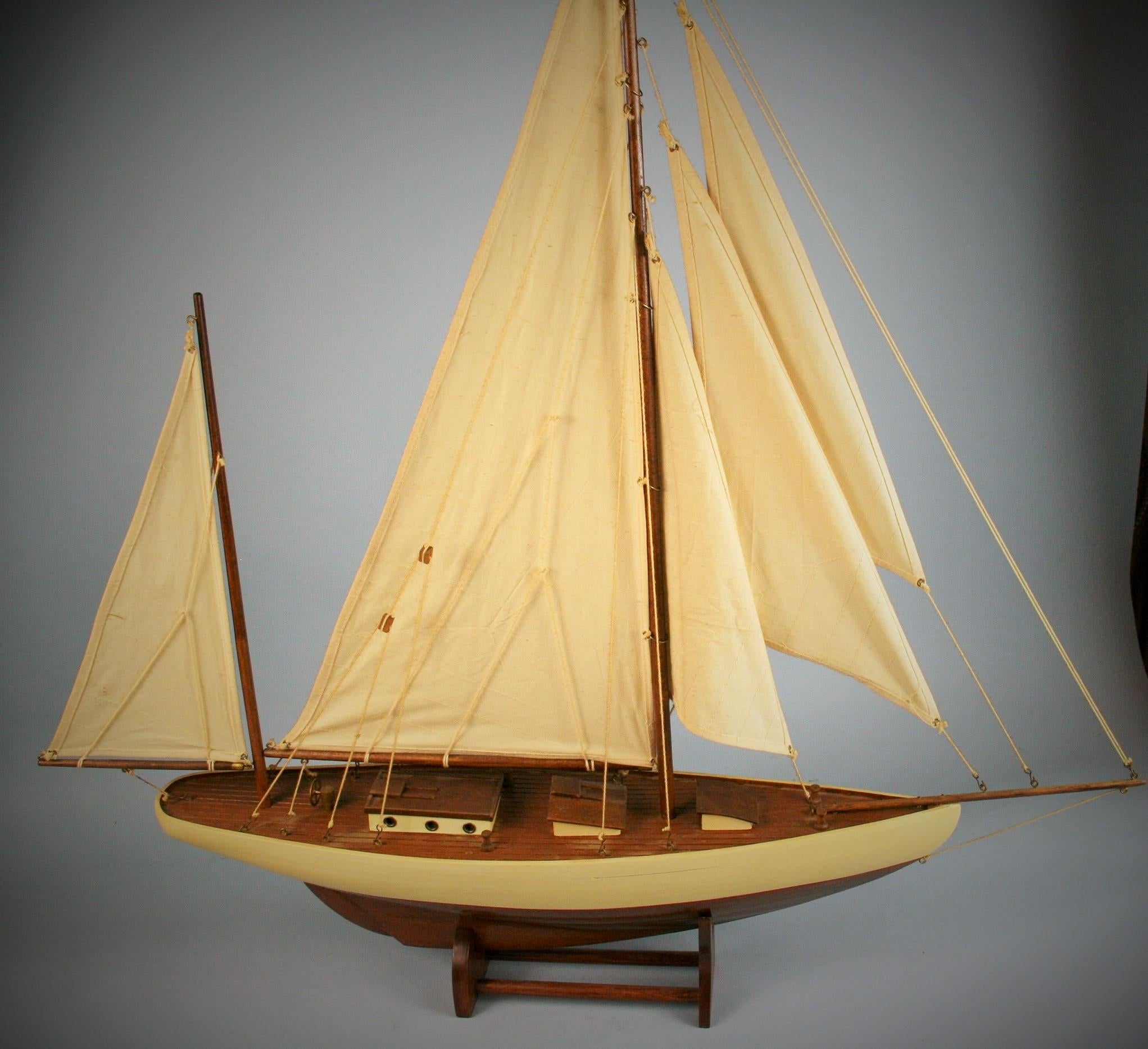 Maquette de bateau à voile à grande échelle, réalisée à la main en vente 6