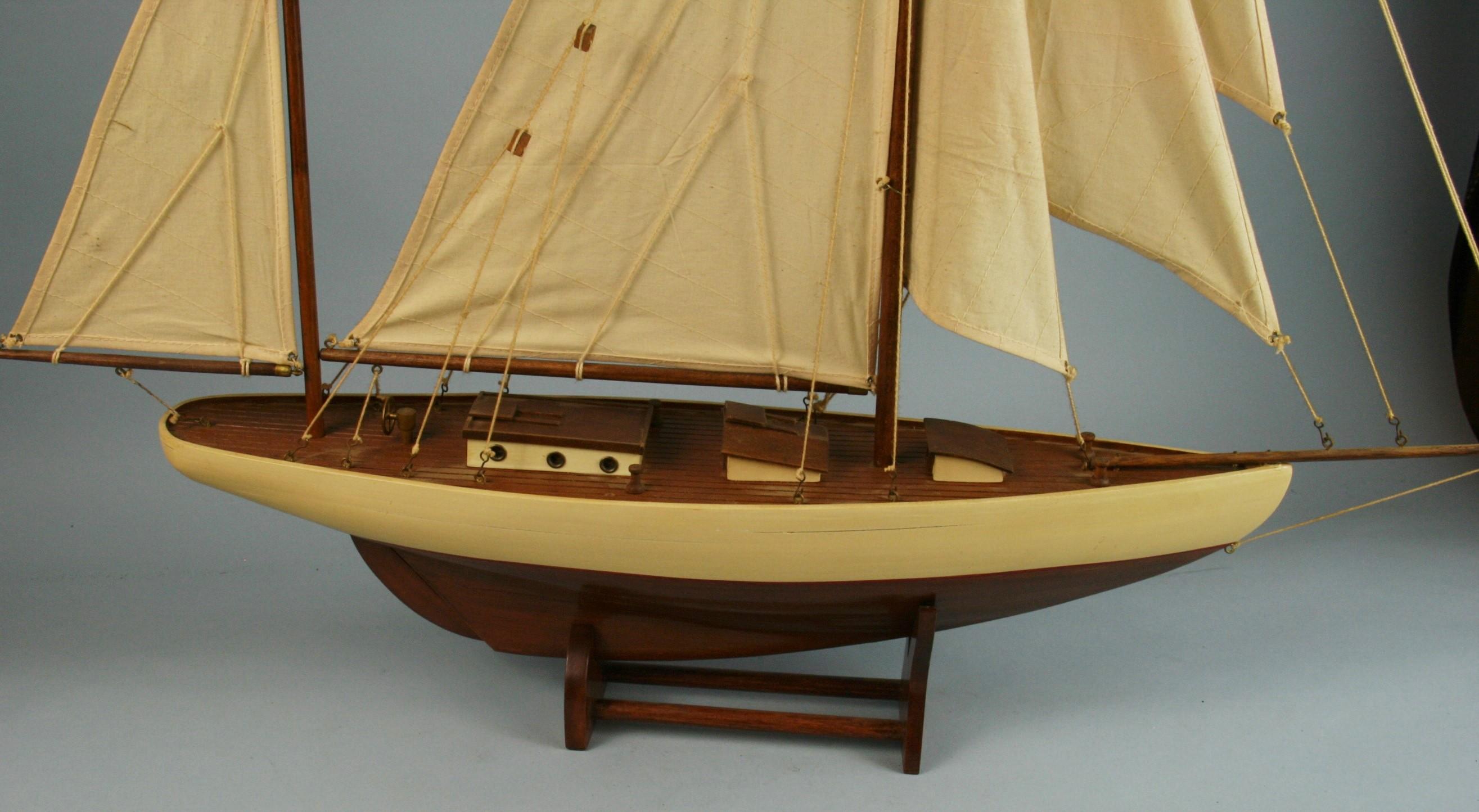 Maquette de bateau à voile à grande échelle, réalisée à la main Bon état - En vente à Douglas Manor, NY