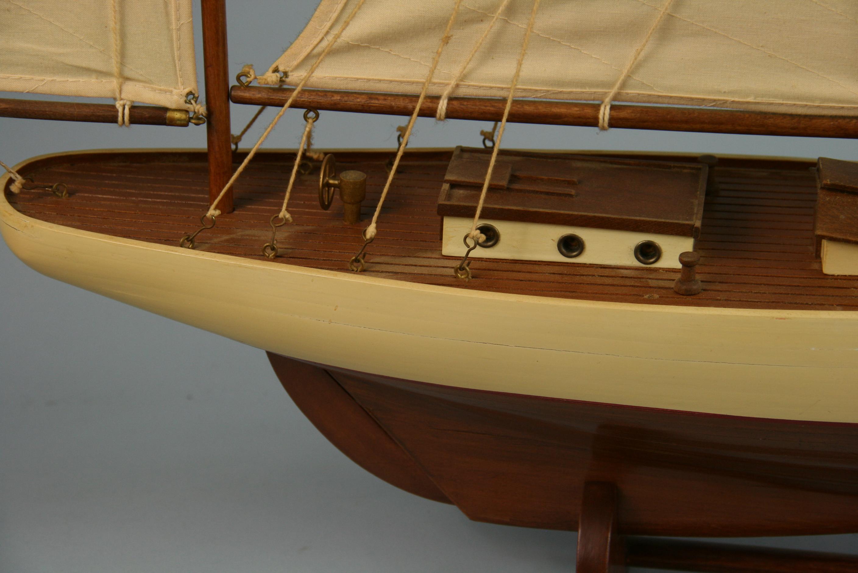 Milieu du XXe siècle Maquette de bateau à voile à grande échelle, réalisée à la main en vente