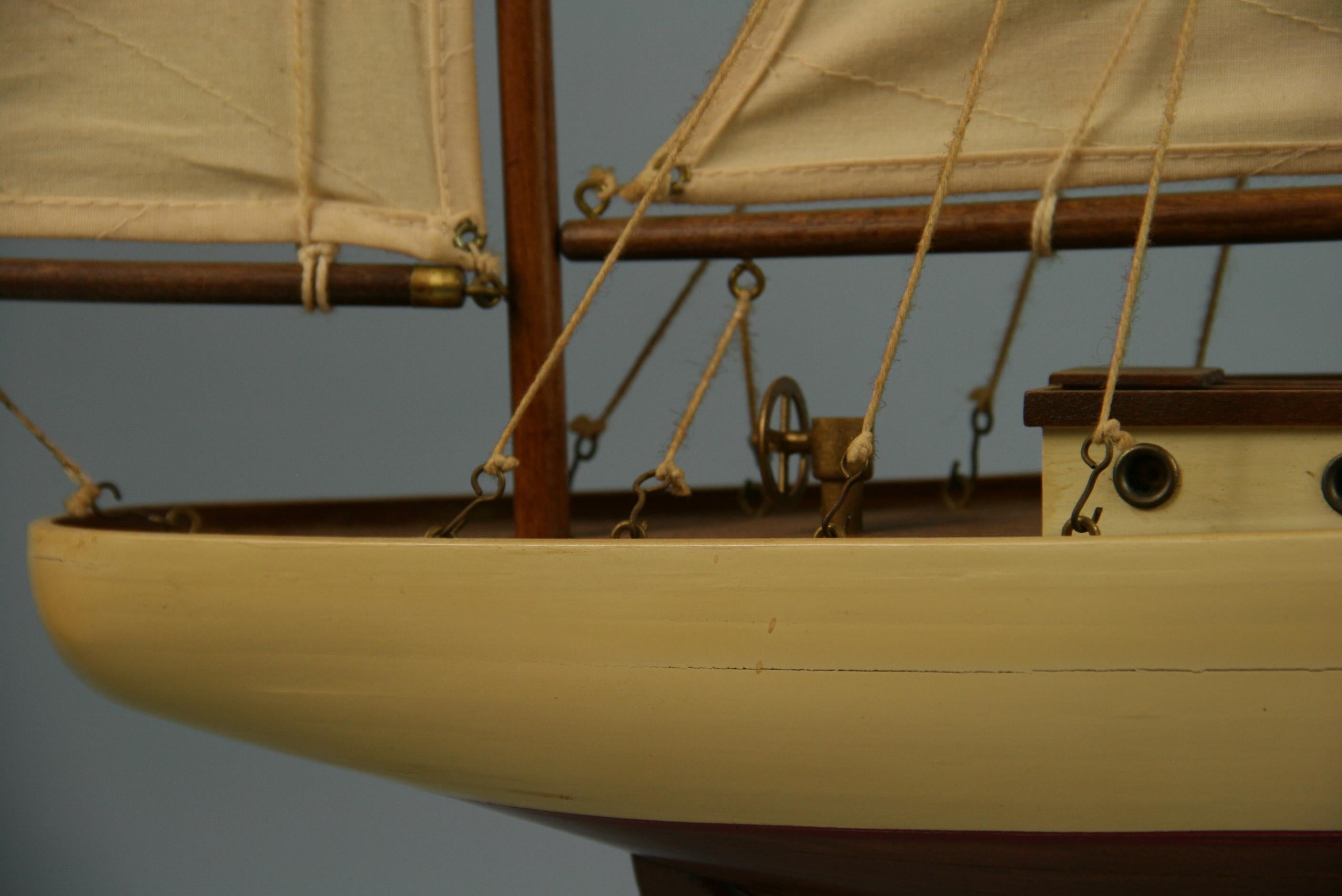 Maquette de bateau à voile à grande échelle, réalisée à la main en vente 3