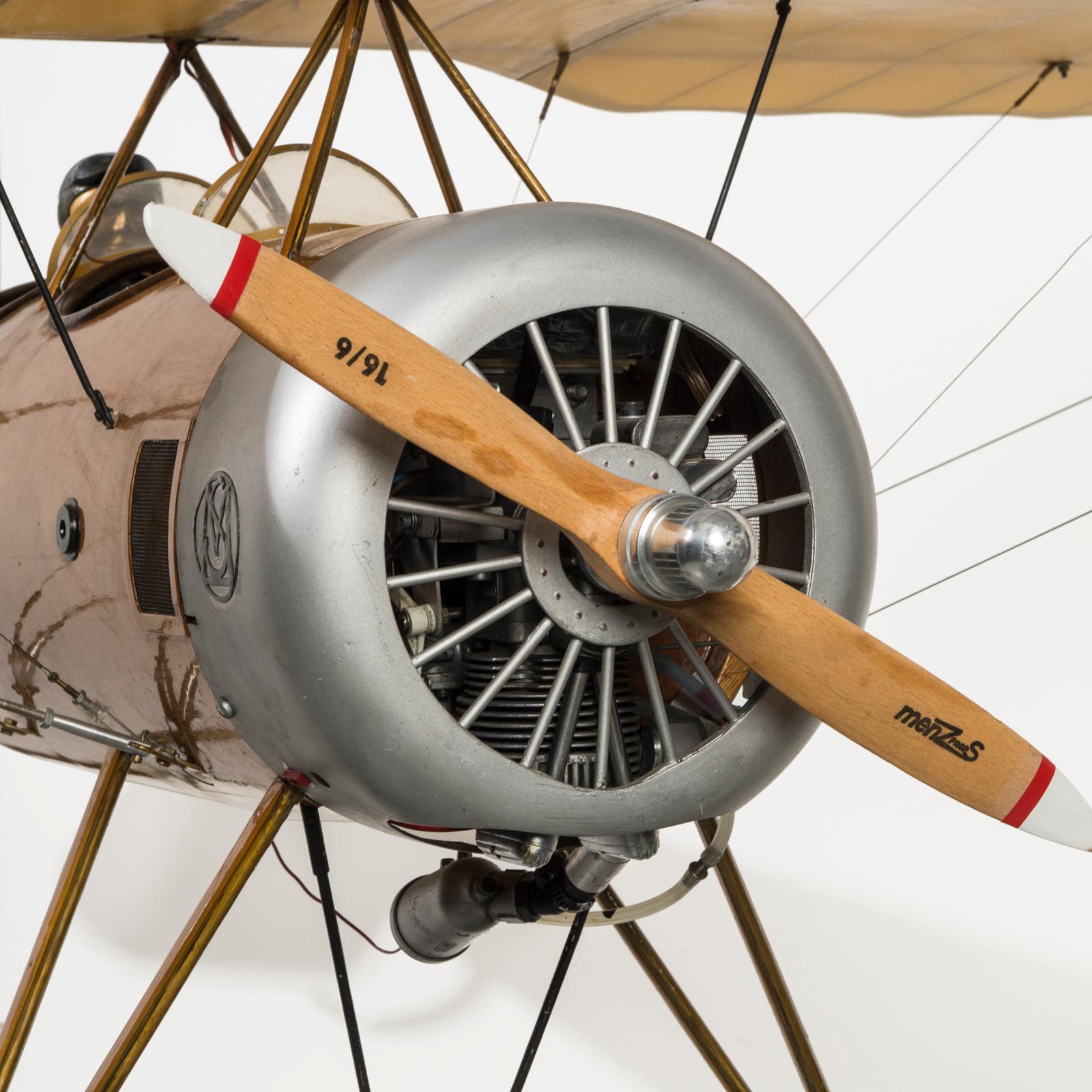 Großartiges Flugzeugmodell aus der Zeit des Ersten Weltkriegs mit funktionstüchtigem Motor. Fangen Sie die Essenz der Luftfahrtgeschichte und der Handwerkskunst mit diesem atemberaubenden, handgefertigten Flugzeugmodell ein!

Dieses Modell wurde in