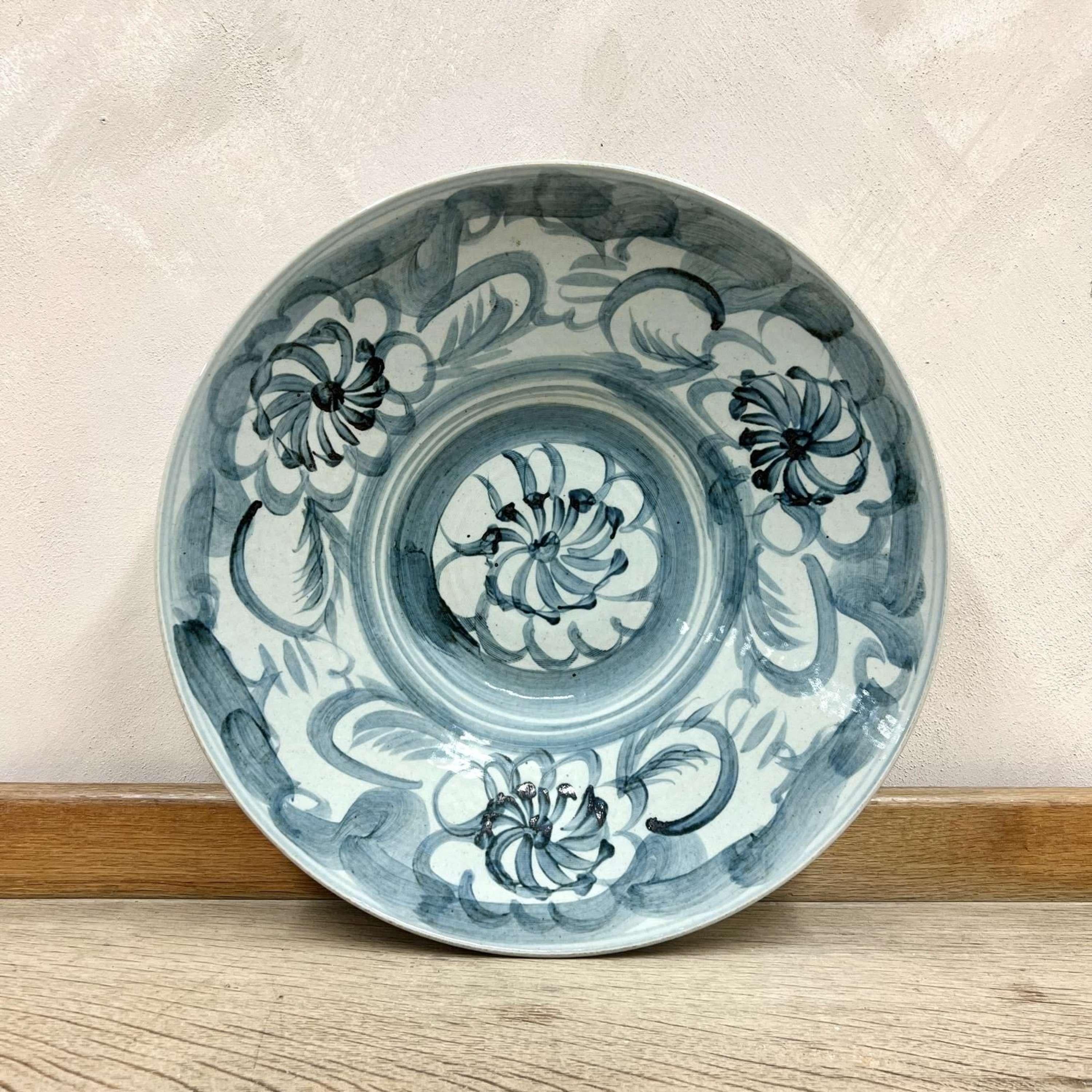 Cargador de cerámica azul y blanca, pintado y esmaltado a mano, a gran escala.
Esta pieza quedaría muy bien colgada en una pared o como centro de mesa.
Si lo deseas, también podemos confeccionar un expositor.

Altura: 9.5 cm
Diámetro: 47 cm
Diámetro