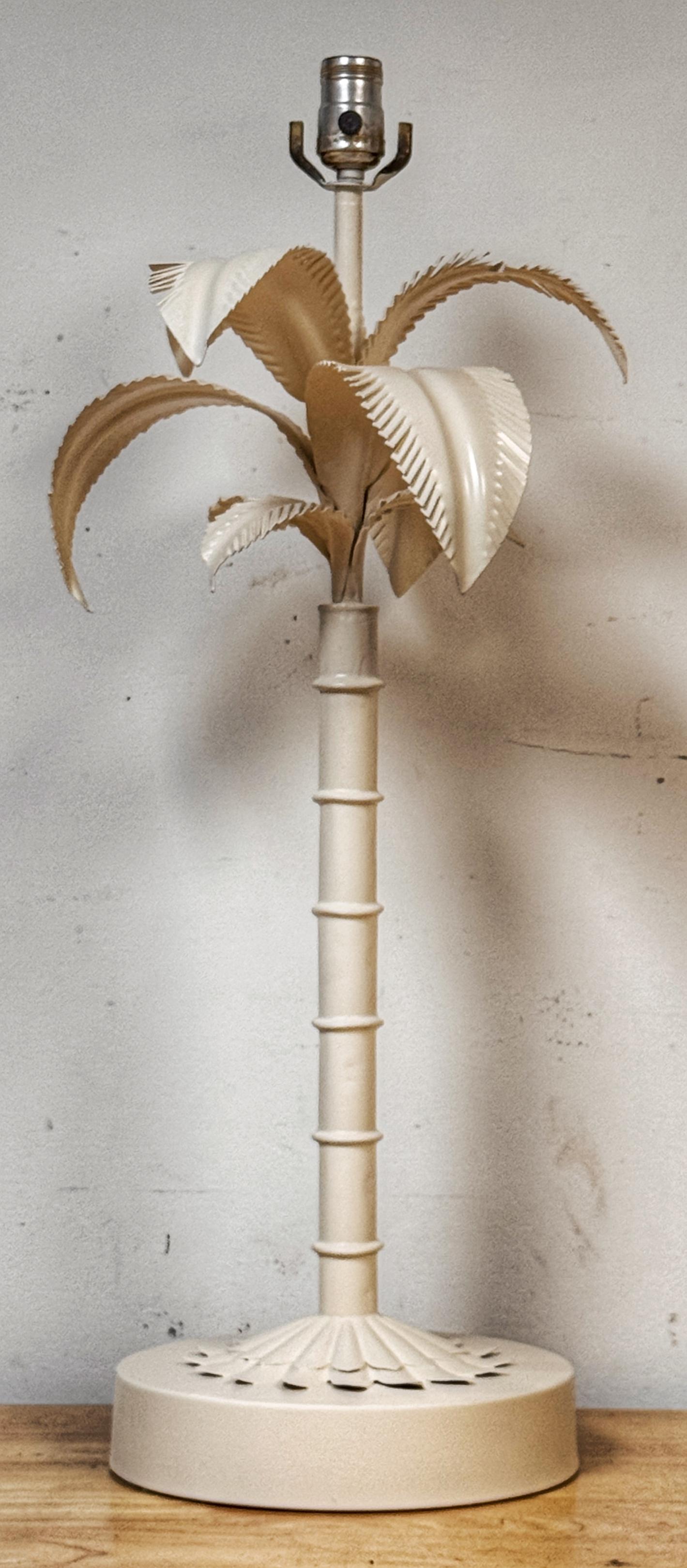 Large Scale Hollywood Recency White Lacquered Tole Palm Tree Lamp In Good Condition For Sale In West Palm Beach, FL