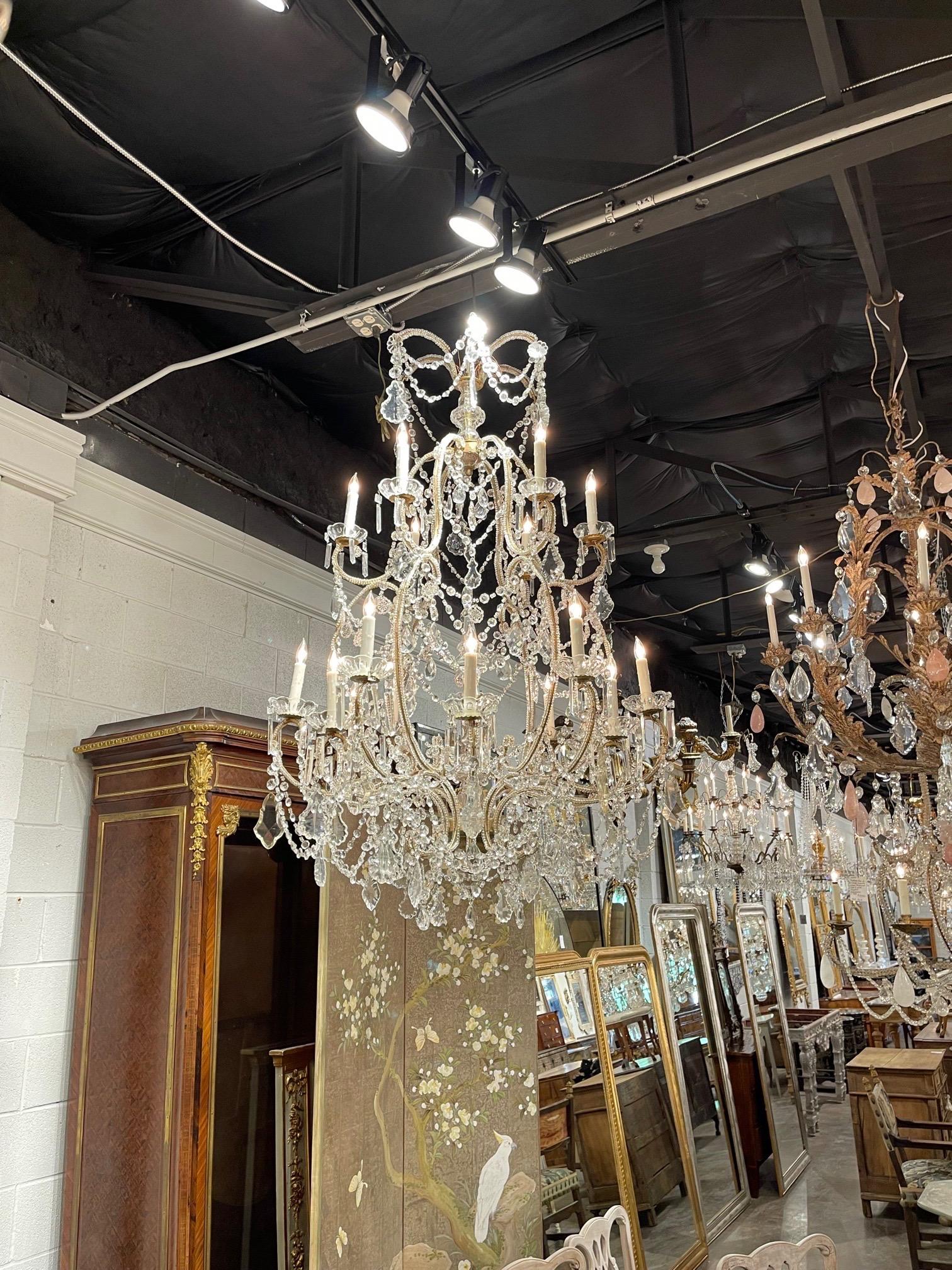 Magnifique lustre italien en perles à grande échelle avec 18 lumières. Recouvert de magnifiques cristaux et perles. Très élégant ! Crée une présence étonnante !
