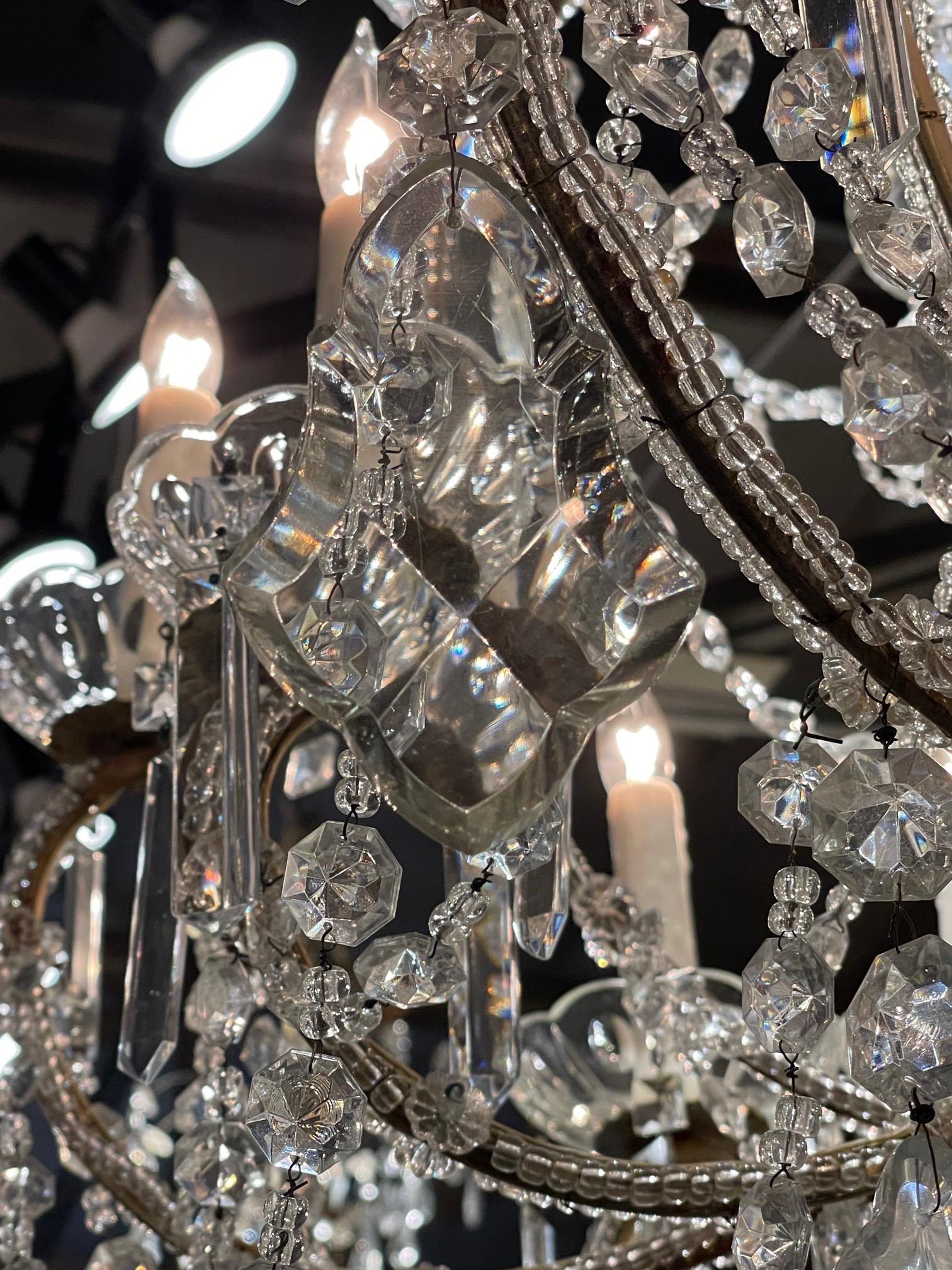 20ième siècle Lustre à grande échelle en cristal perlé italien à 18 feux en vente