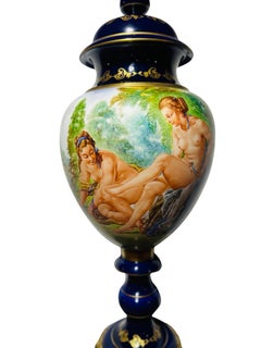 Zweifarbige italienische Capodimonte-Porzellanurne mit Deckel in Nude