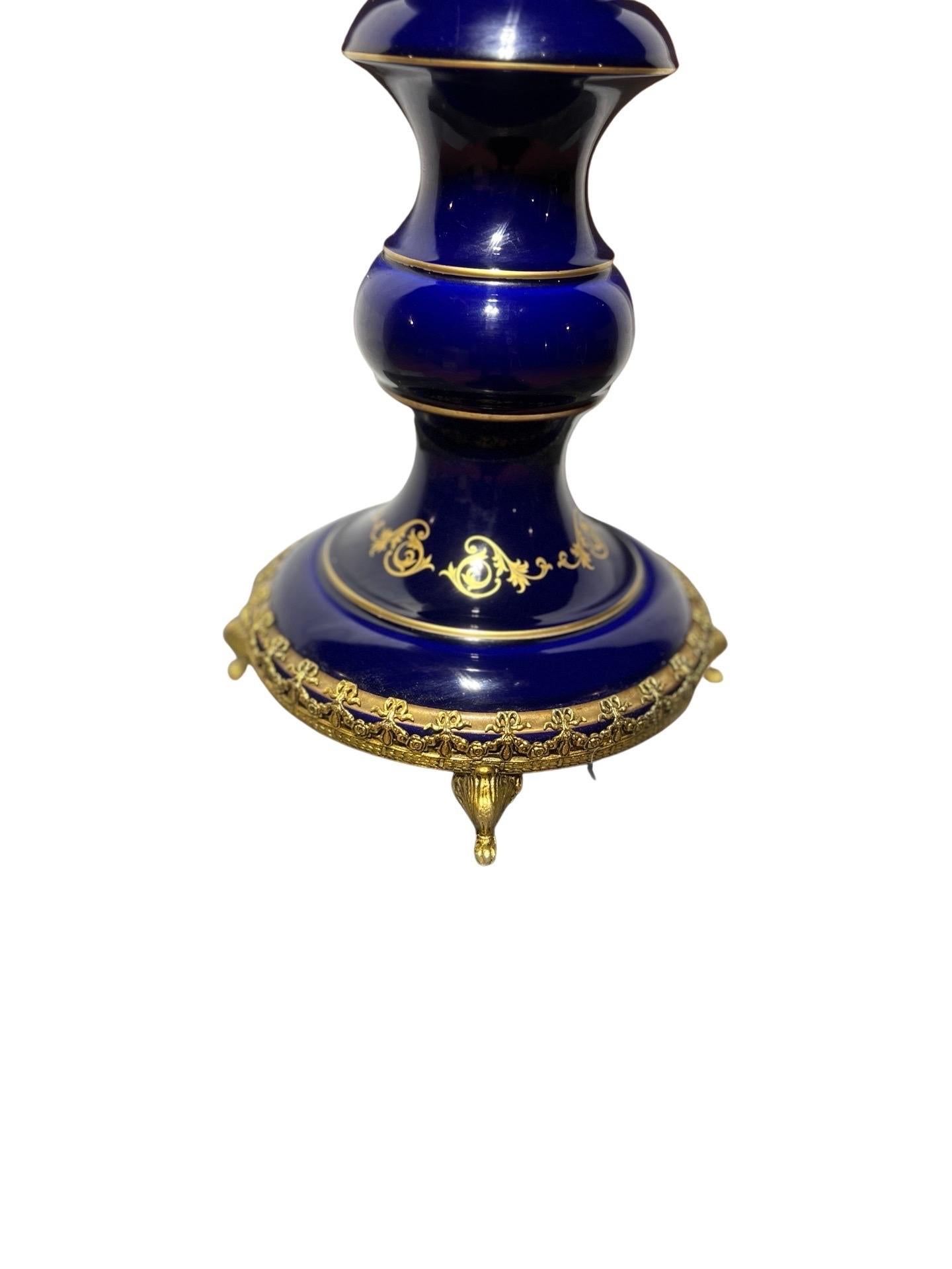 Ottone Urna con coperchio 