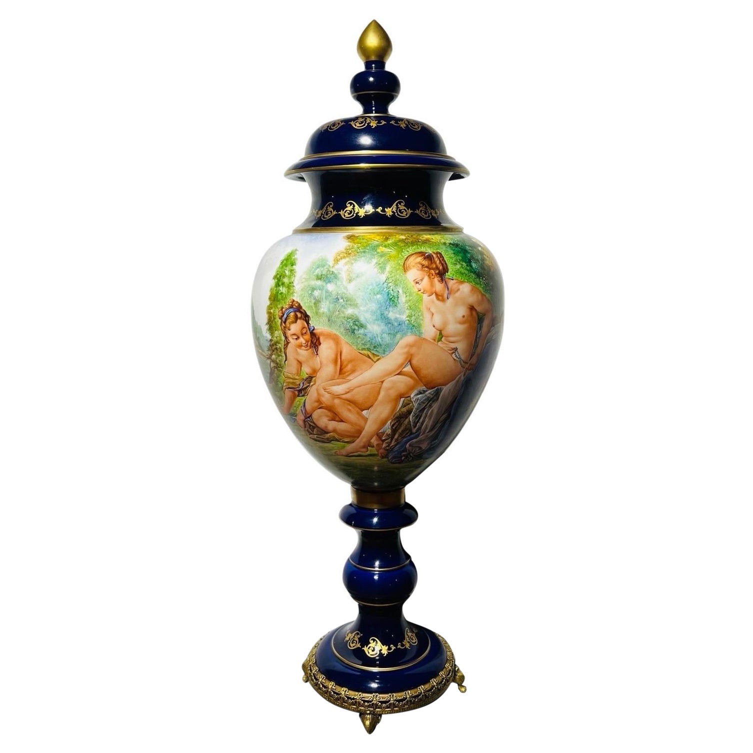 Grande urne à couvercle en porcelaine italienne de Capodimonte représentant deux Grâces nues en vente