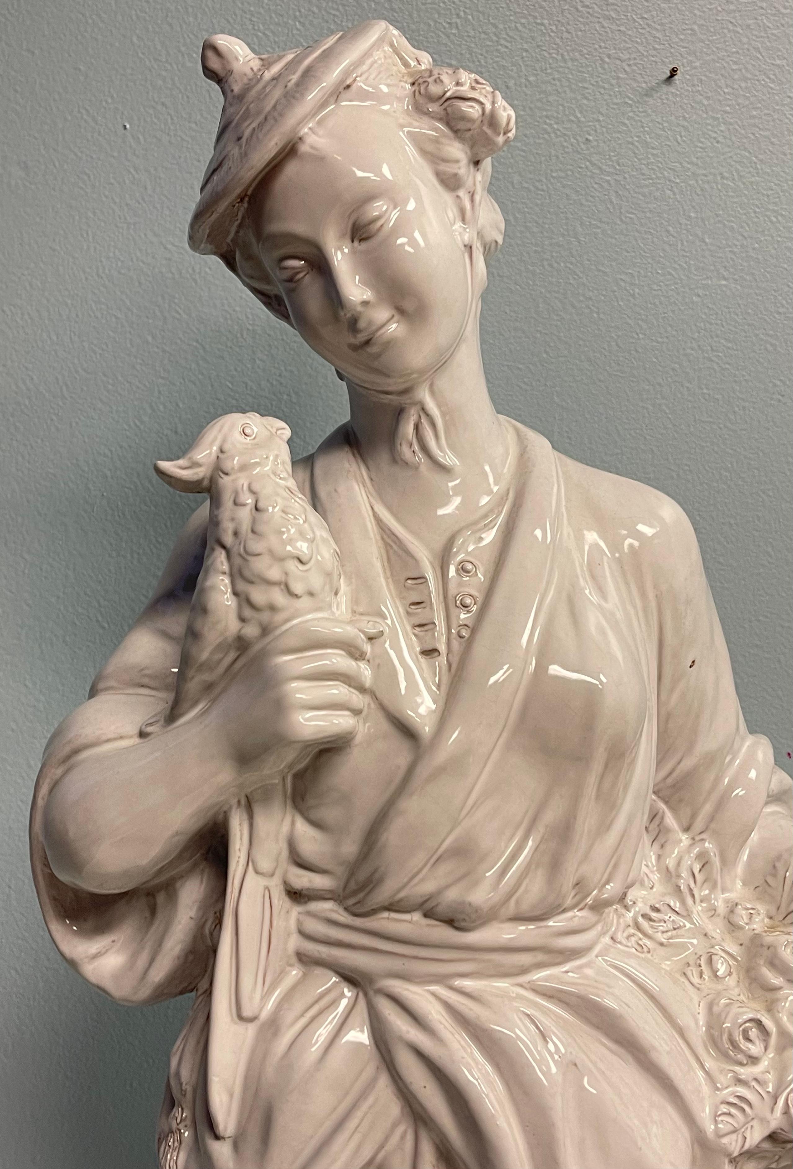 Hollywood Regency Grande figurine féminine italienne en terre cuite de style Chinoiserie avec oiseau en vente