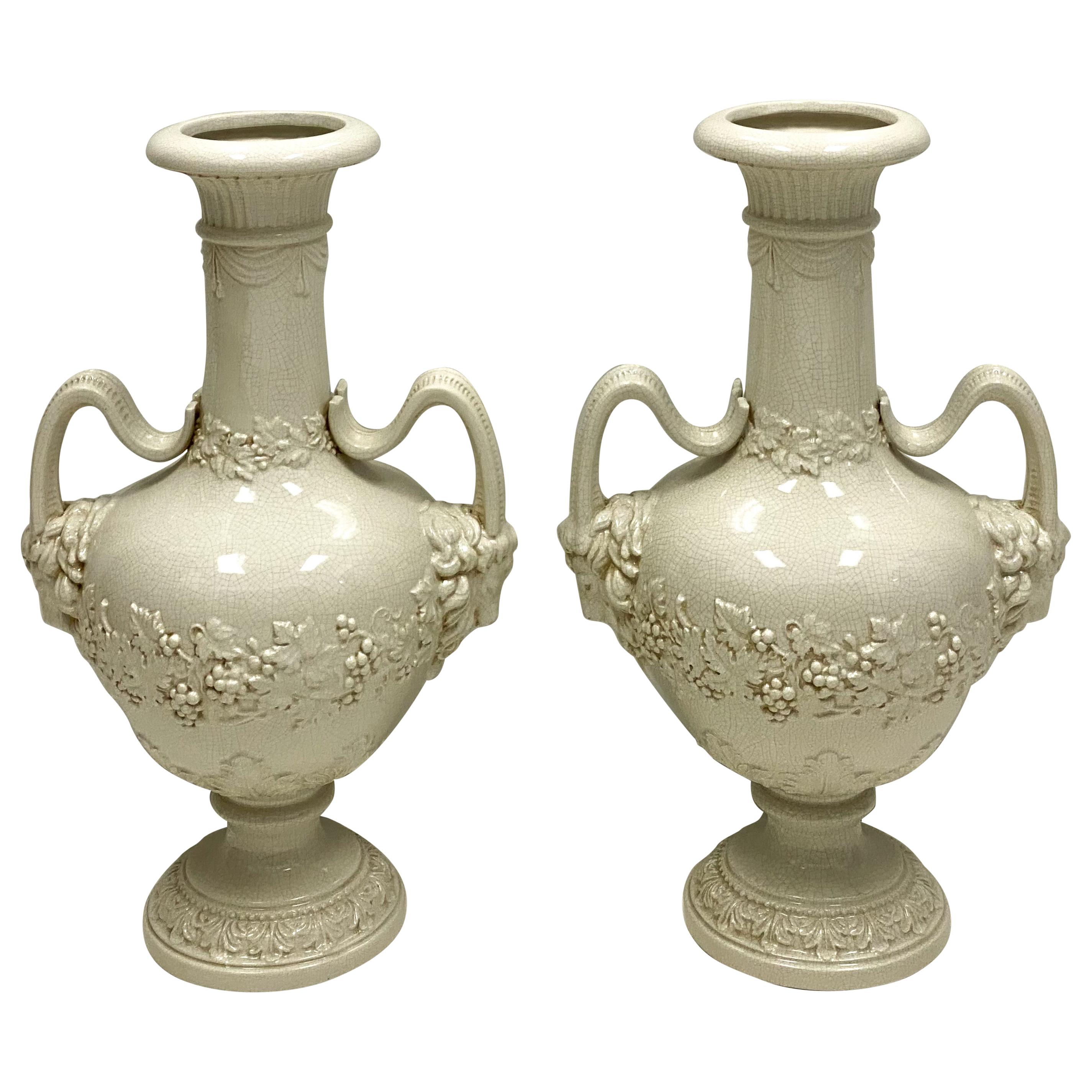 Paire de grandes urnes ou vases italiens de style néoclassique avec têtes de béliers, de grande taille